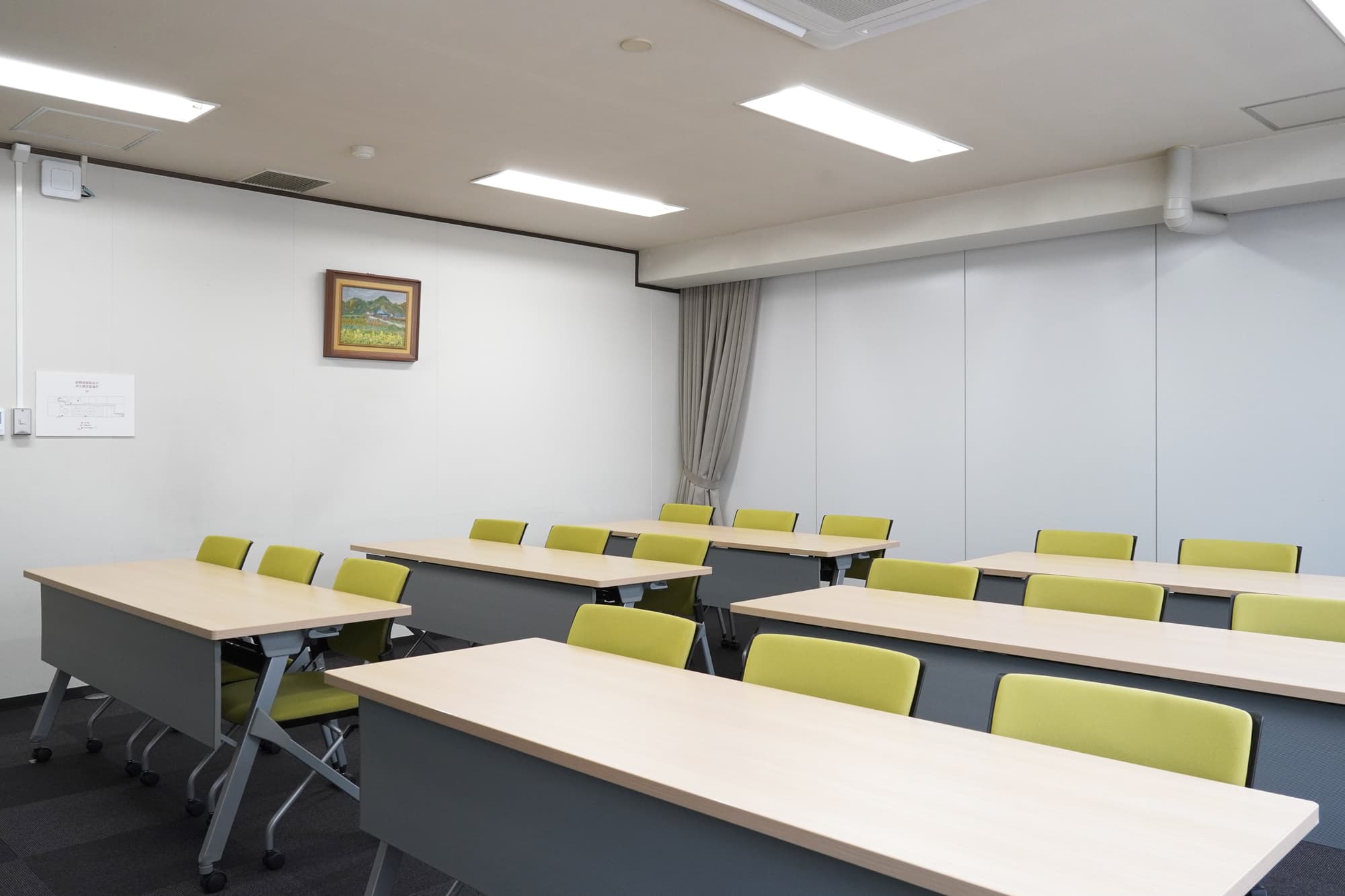 四谷三丁目駅徒歩2分と駅近&リーズナブルな会議室です。※スクール形式 18名着席可能。