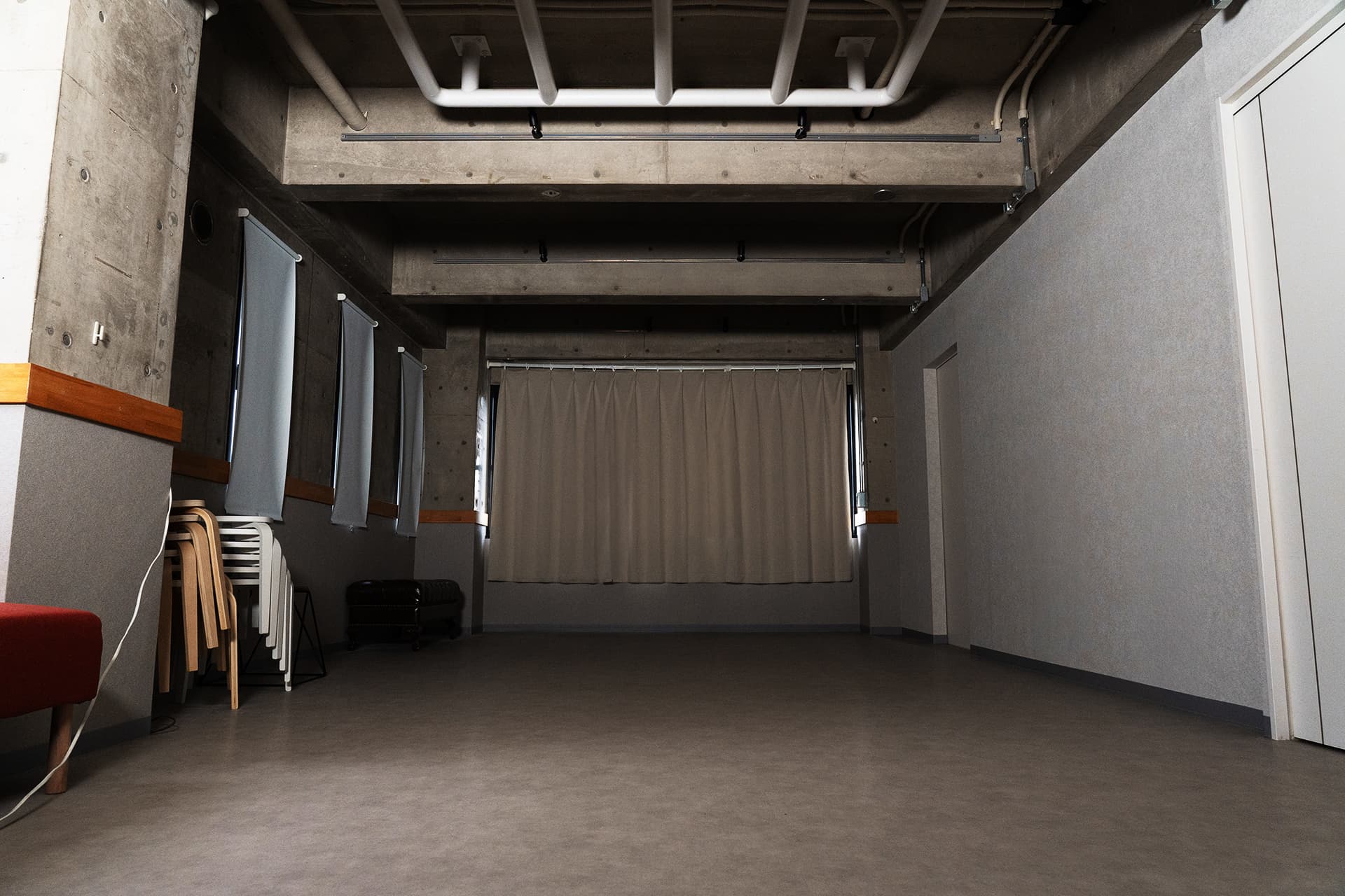 遮光性の高いカーテンを閉めれば、日中でも光をコントロール可能。ストロボ撮影やプロジェクター利用に最適です。