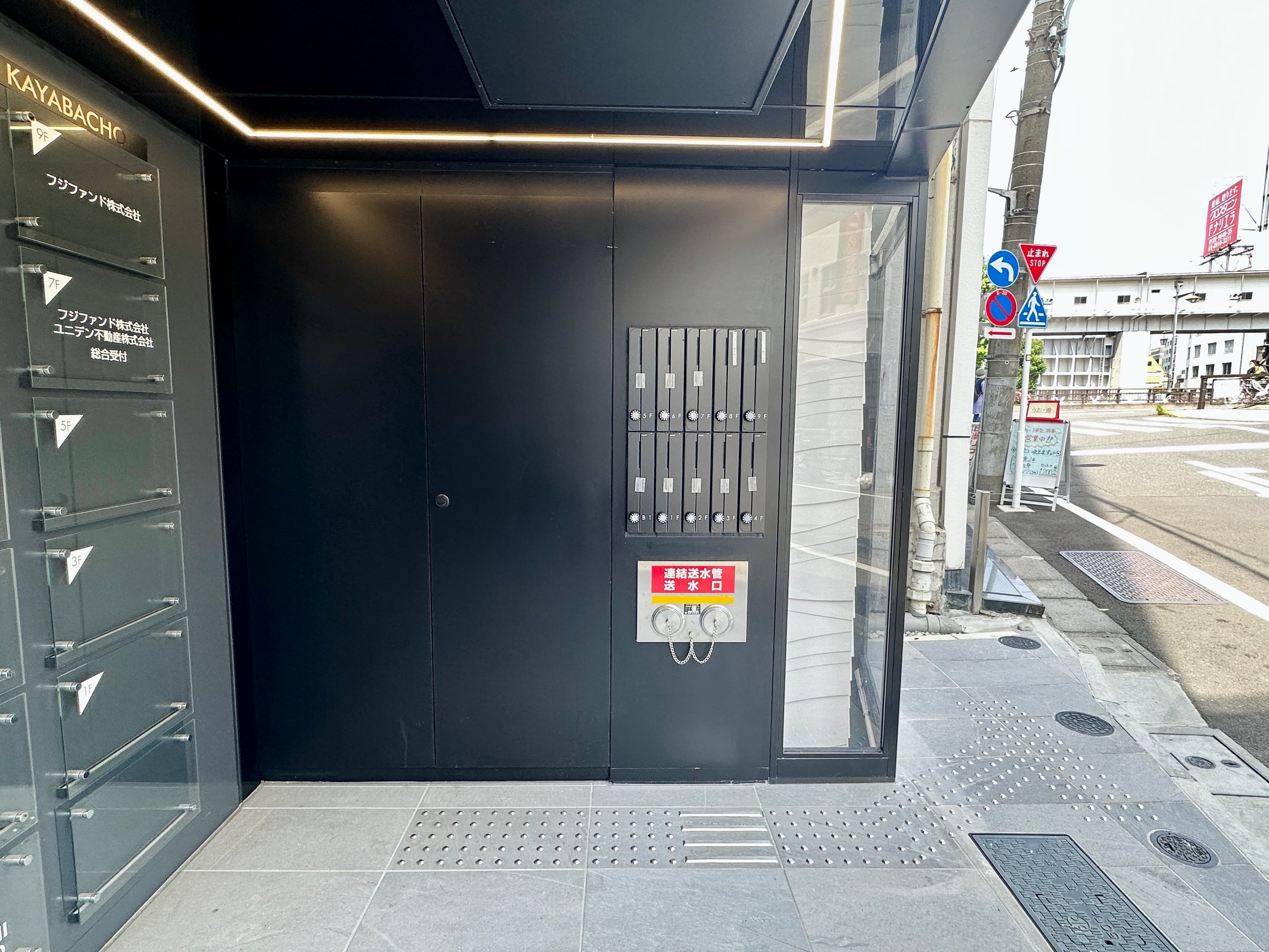 【ビル1階・入口右側にあるポストから、予約完了メールに記載した方法で鍵を取り出し、エレベーターに乗っていただきます】