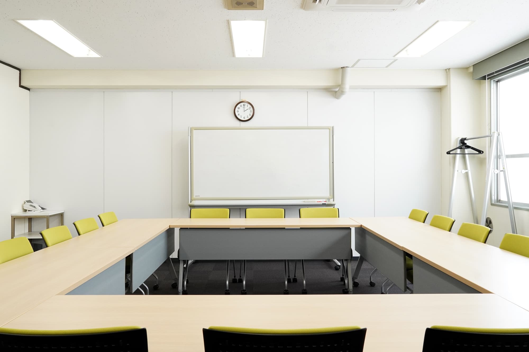 モニターやホワイドボード、またはプロジェクターが使用可能。(プロジェクターは壁への投影) ※ロの字形 18名着席可能。