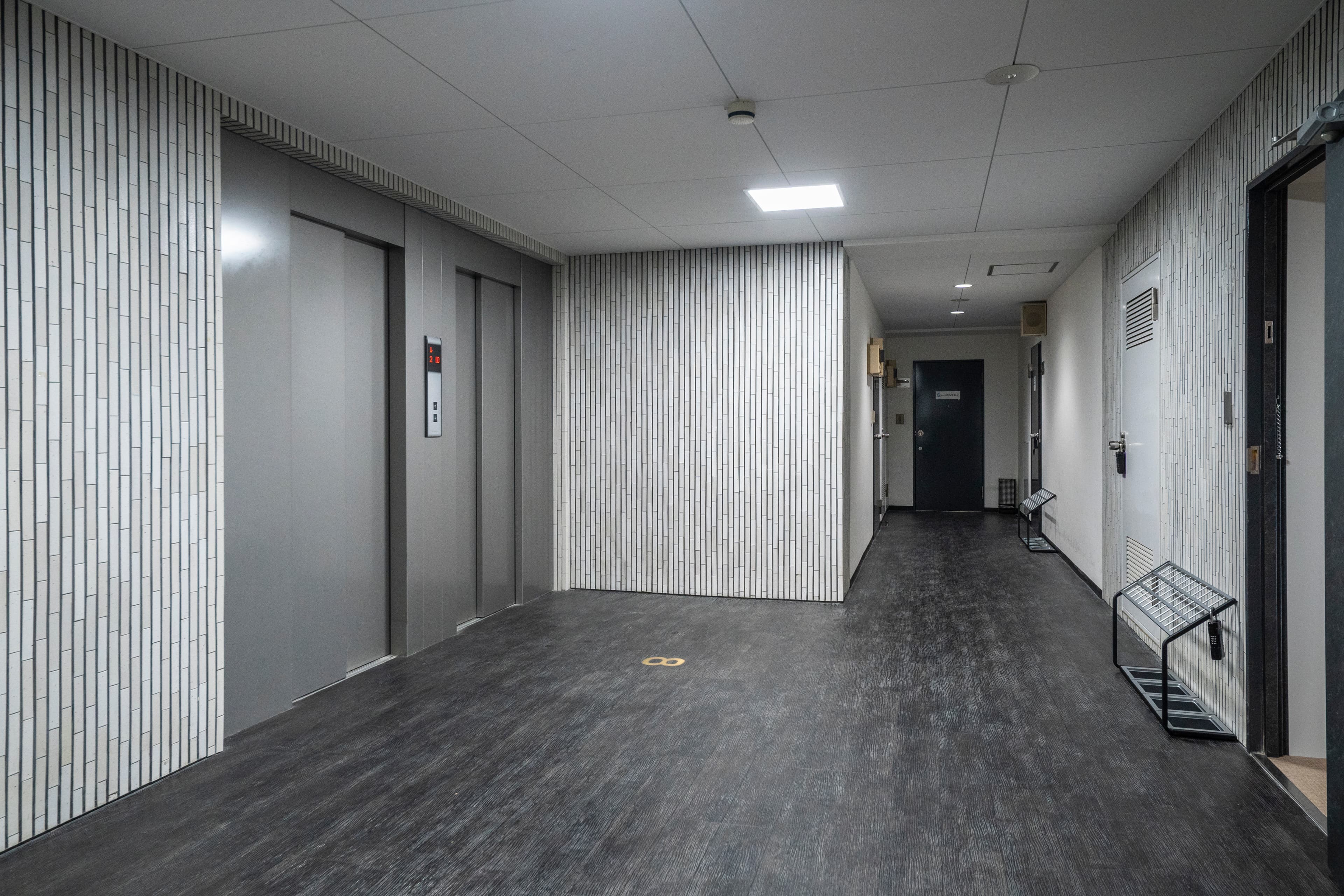 【エレベーターで8階まで上がり、左奥のドアが当スペースです】 - TIME SHARING 新宿御苑前 壱丁目参番館8Bの写真