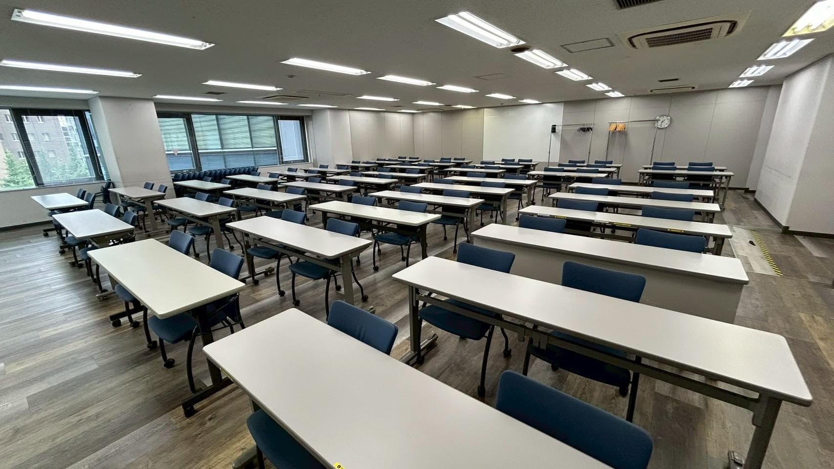 【スクール形式で76名~100名着席可能です!】