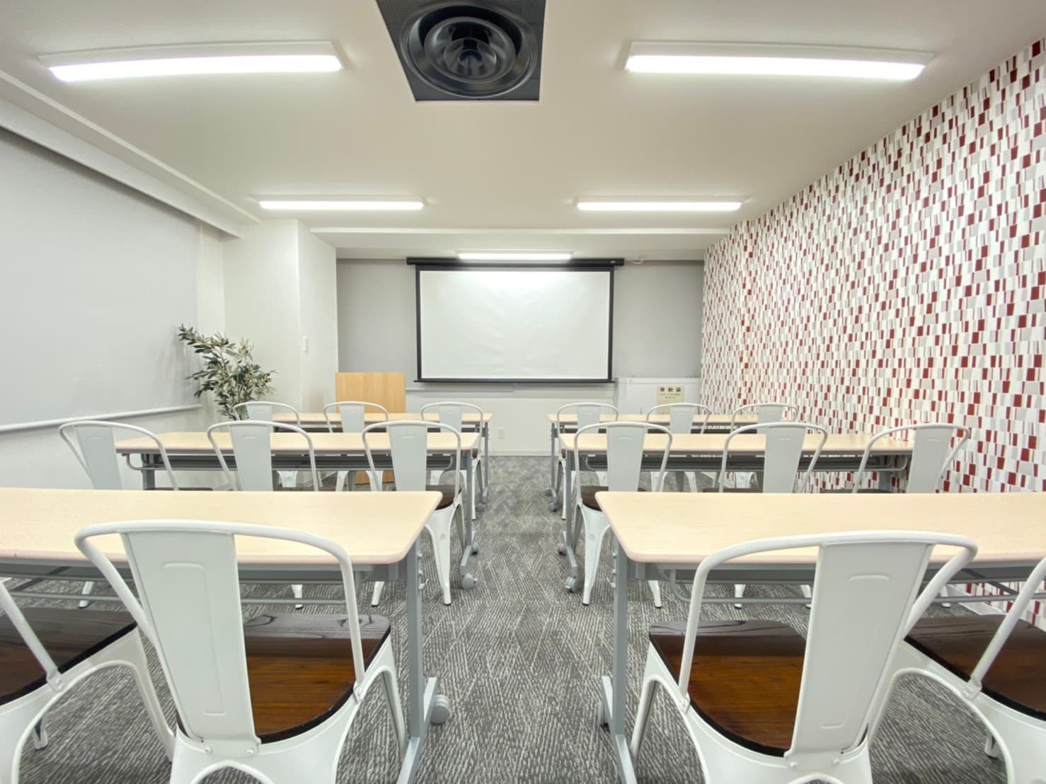 スクール形式18名着席可能 - TIME SHARING 新宿6Dの写真