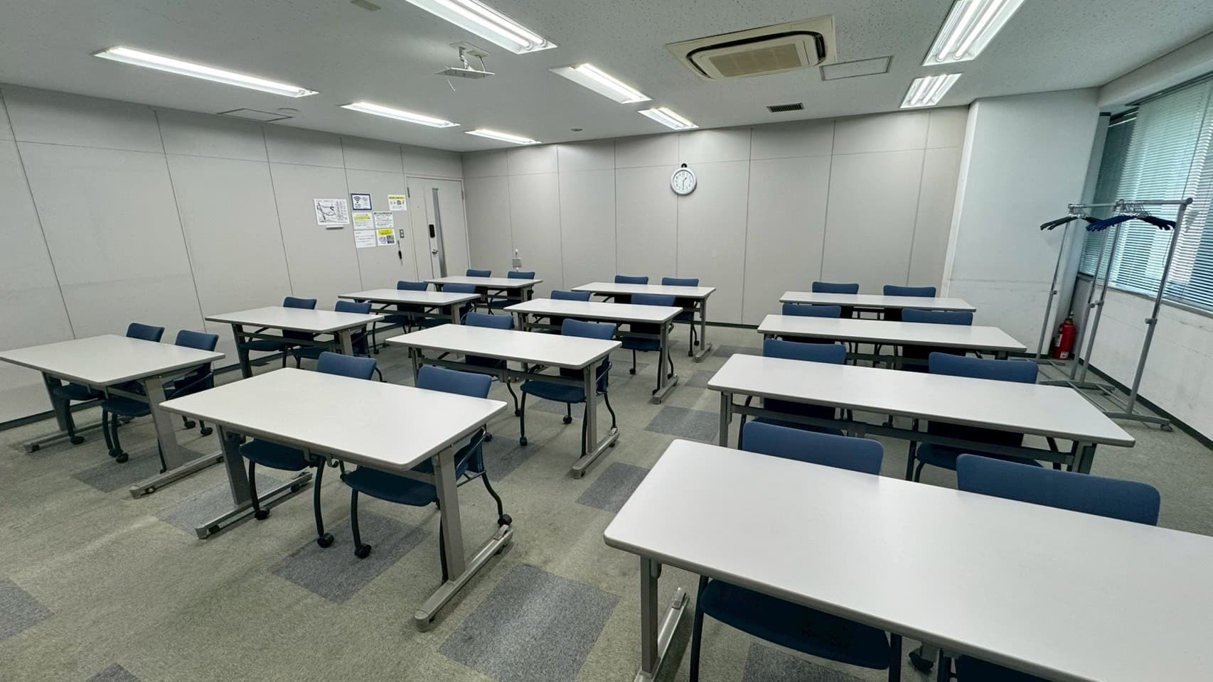 【スクール形式で24名着席可能です!】