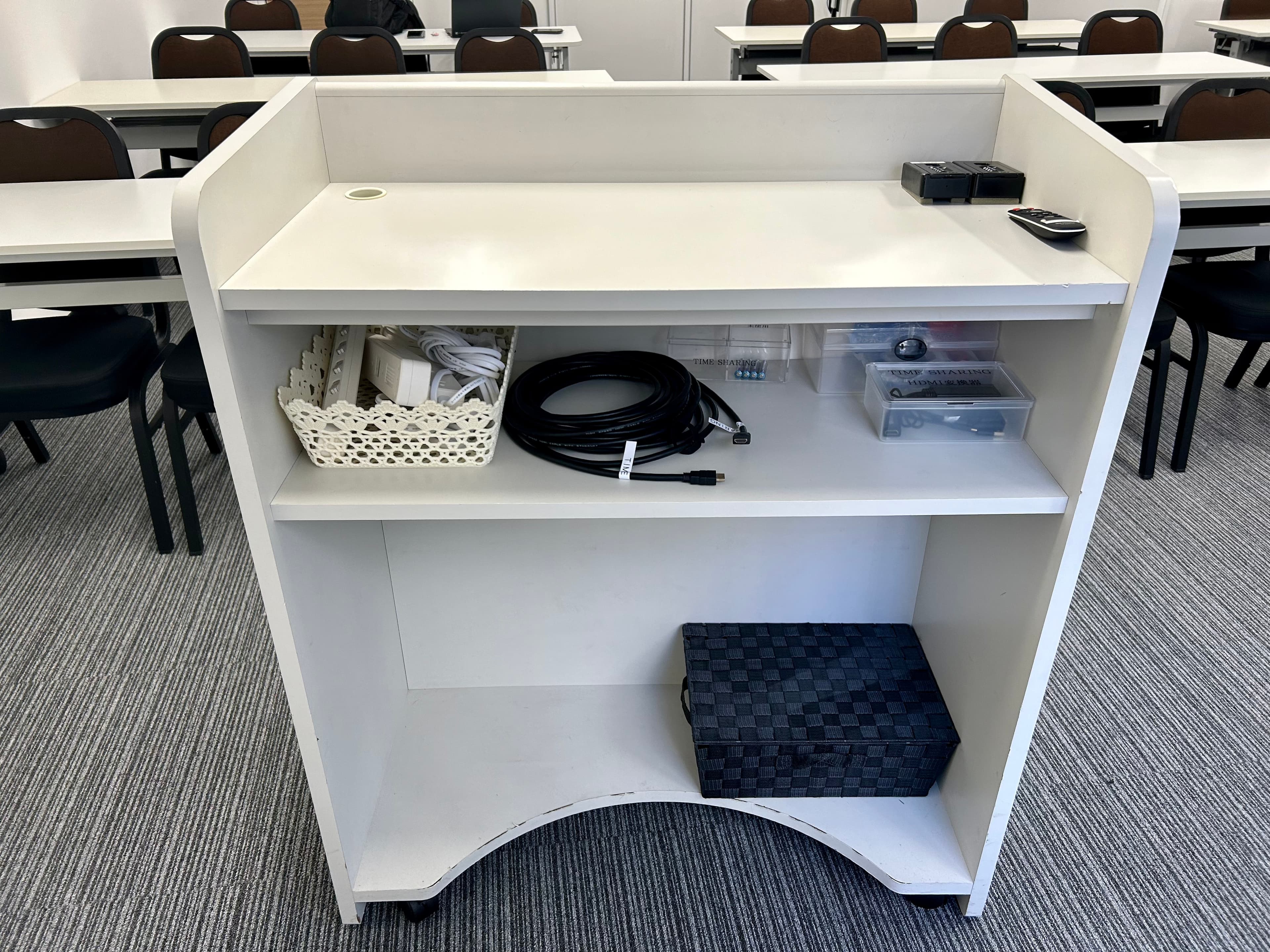 【各種変換機は司会台の中にあります】 - TIME SHARING 渋谷ワールド宇田川ビル9Bの写真