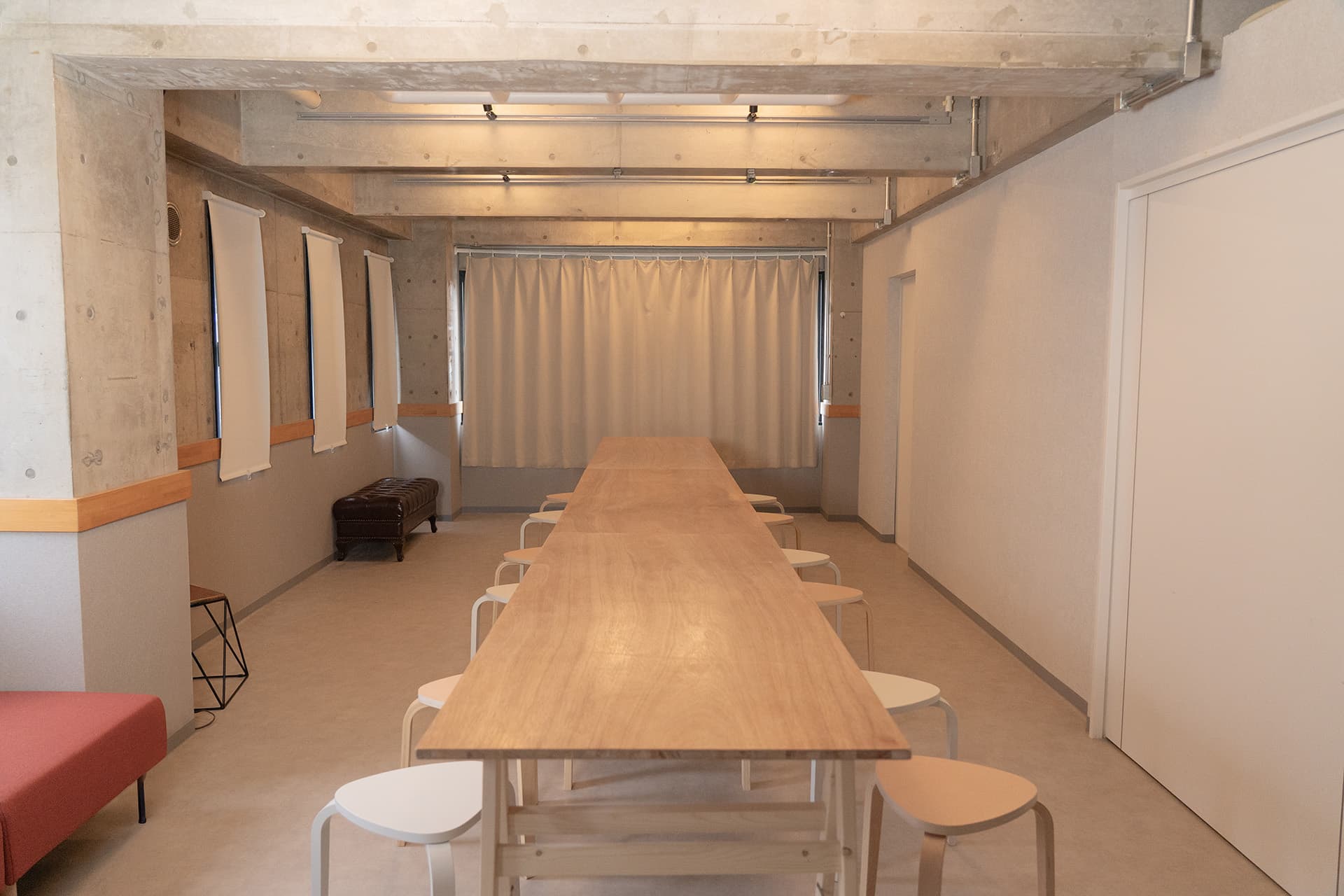 【レイアウト例】テーブルを一列に繋げたロングスタイル。大人数での会議やワークショップに。