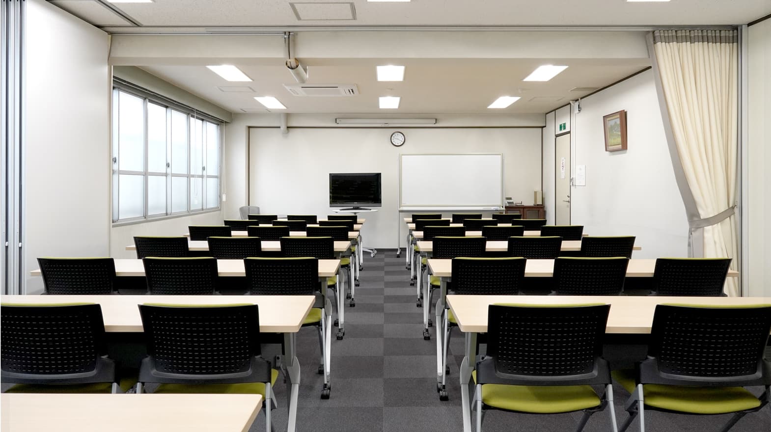 モニターやホワイドボード、またはプロジェクターが無料で使用できます。予約時にお申し付けください。※スクール形式 39名着席可能。