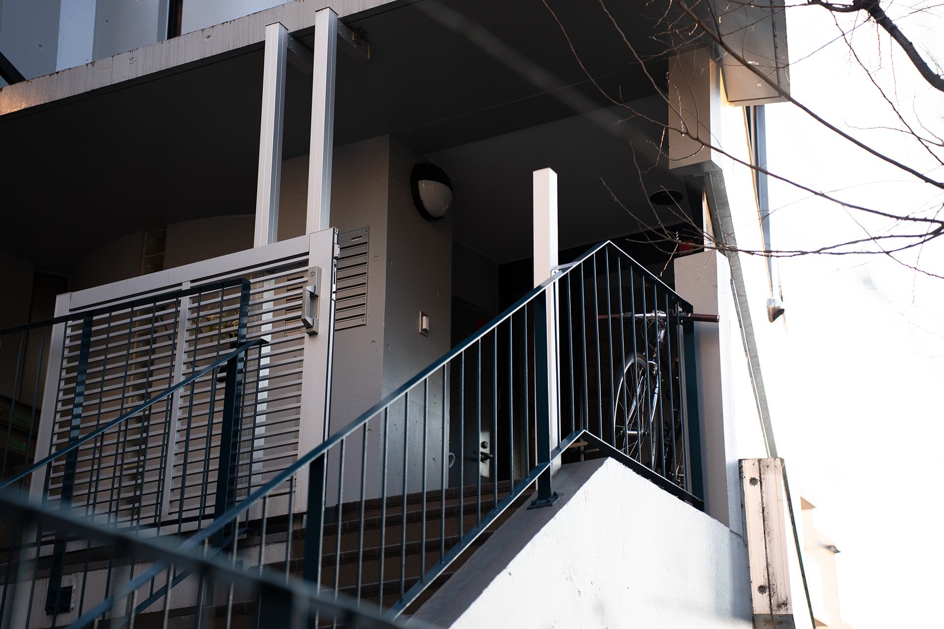 エレベーターはありませんが、階段が結構広いため、機材の搬入も容易です。