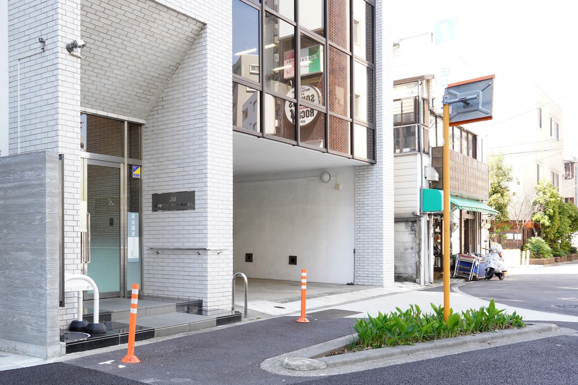 写真左のガラス扉が入口です。