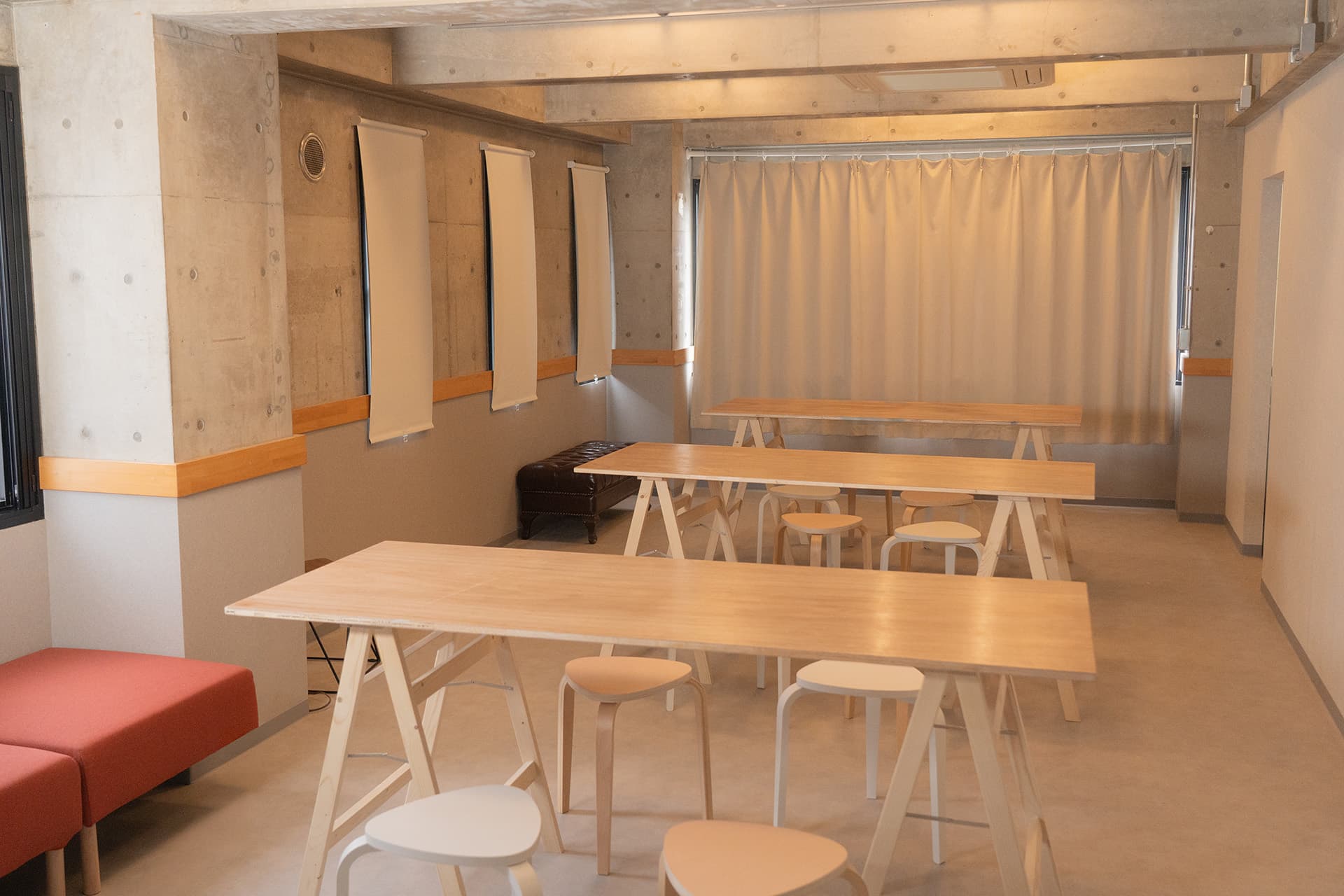 【レイアウト例】テーブルを島ごとに分けたグループワーク・レクチャー形式。チームごとの作業や講演会などにも。