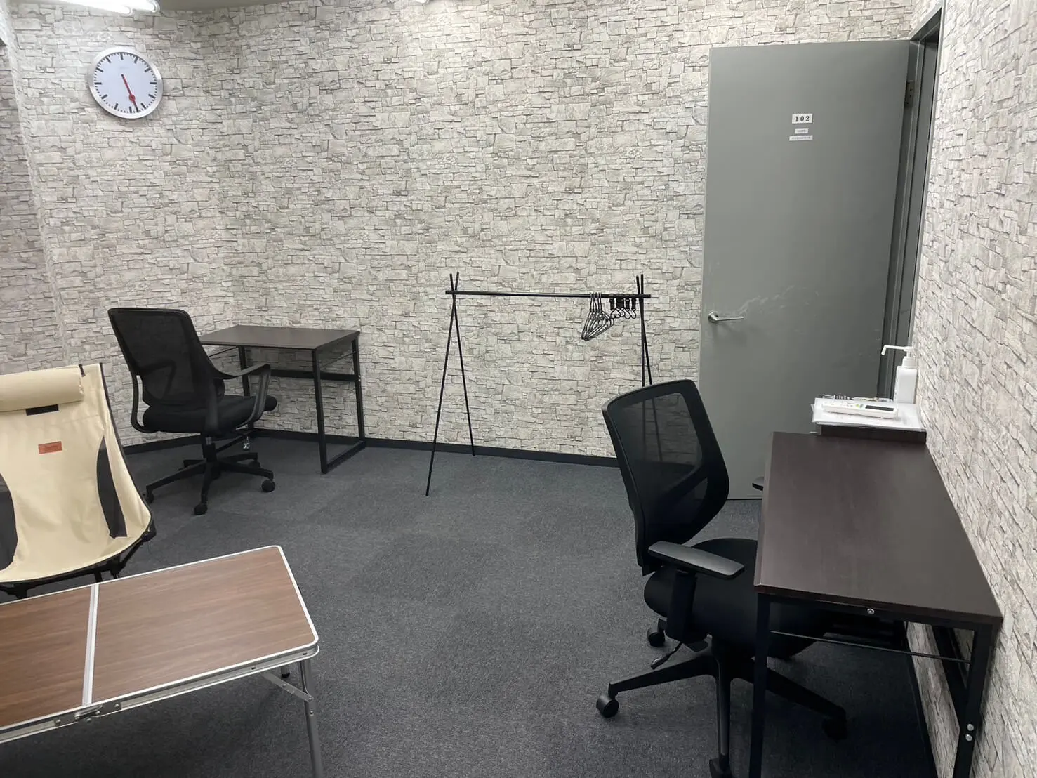 4名個室は、デスクワークとチェアが配備してあります。