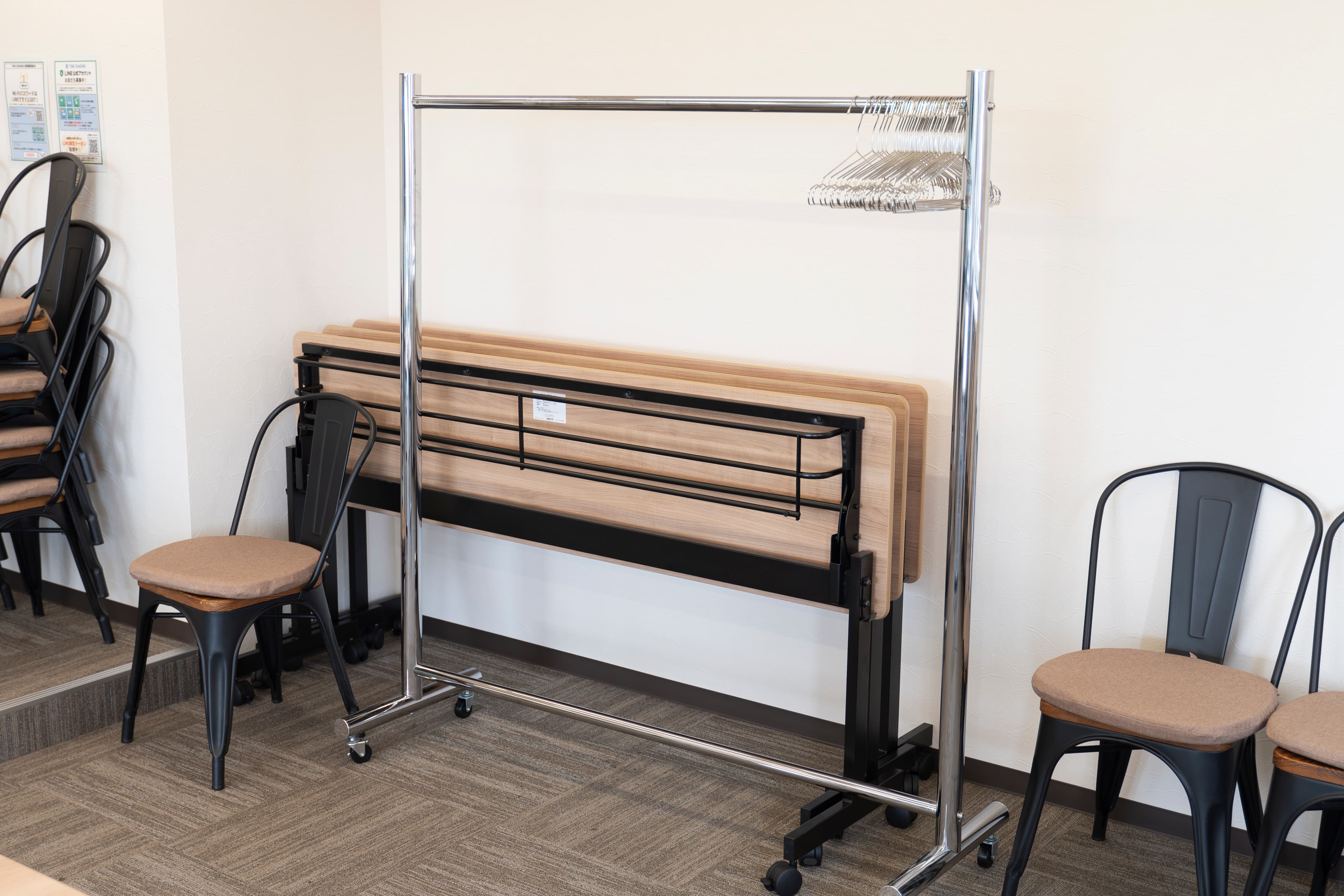 【余った机はスペース後方に畳んで収納していただけます】 - TIME SHARING 新宿御苑前 壱丁目参番館8Aの写真