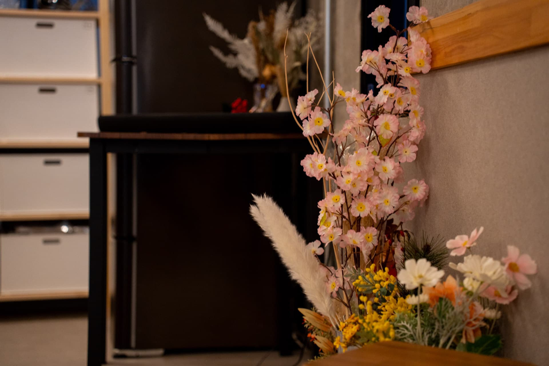 撮影のアクセントになるドライフラワーや造花などのプロップ(小物)も豊富。自由にご利用いただけます。