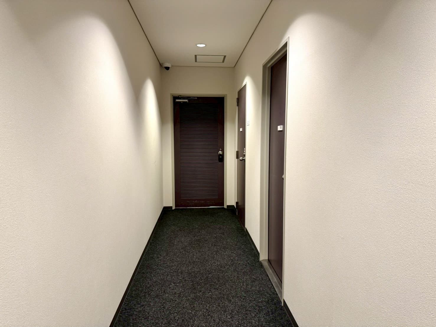 【共用部4(通路先の右側奥にある部屋が和室です。)】
