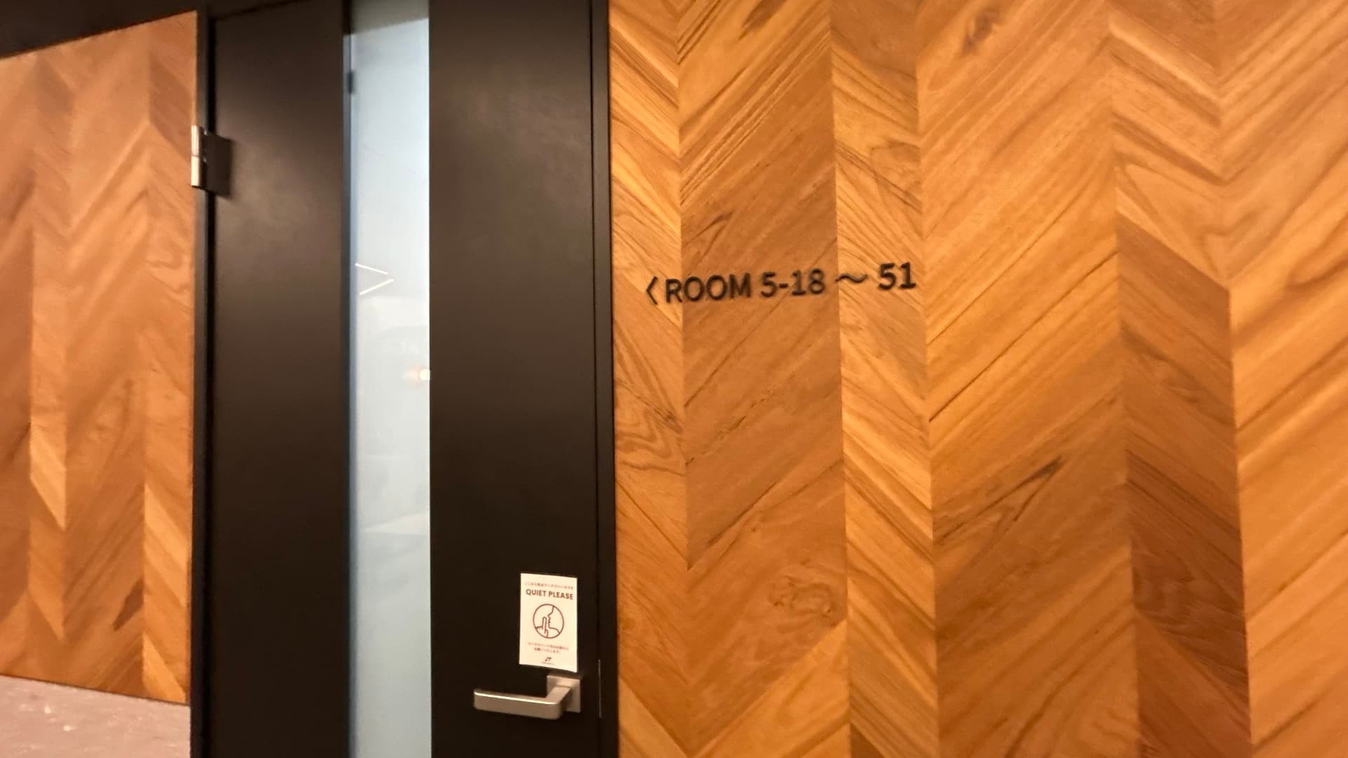 【中央に5-18~51の共用部の入口がございます】