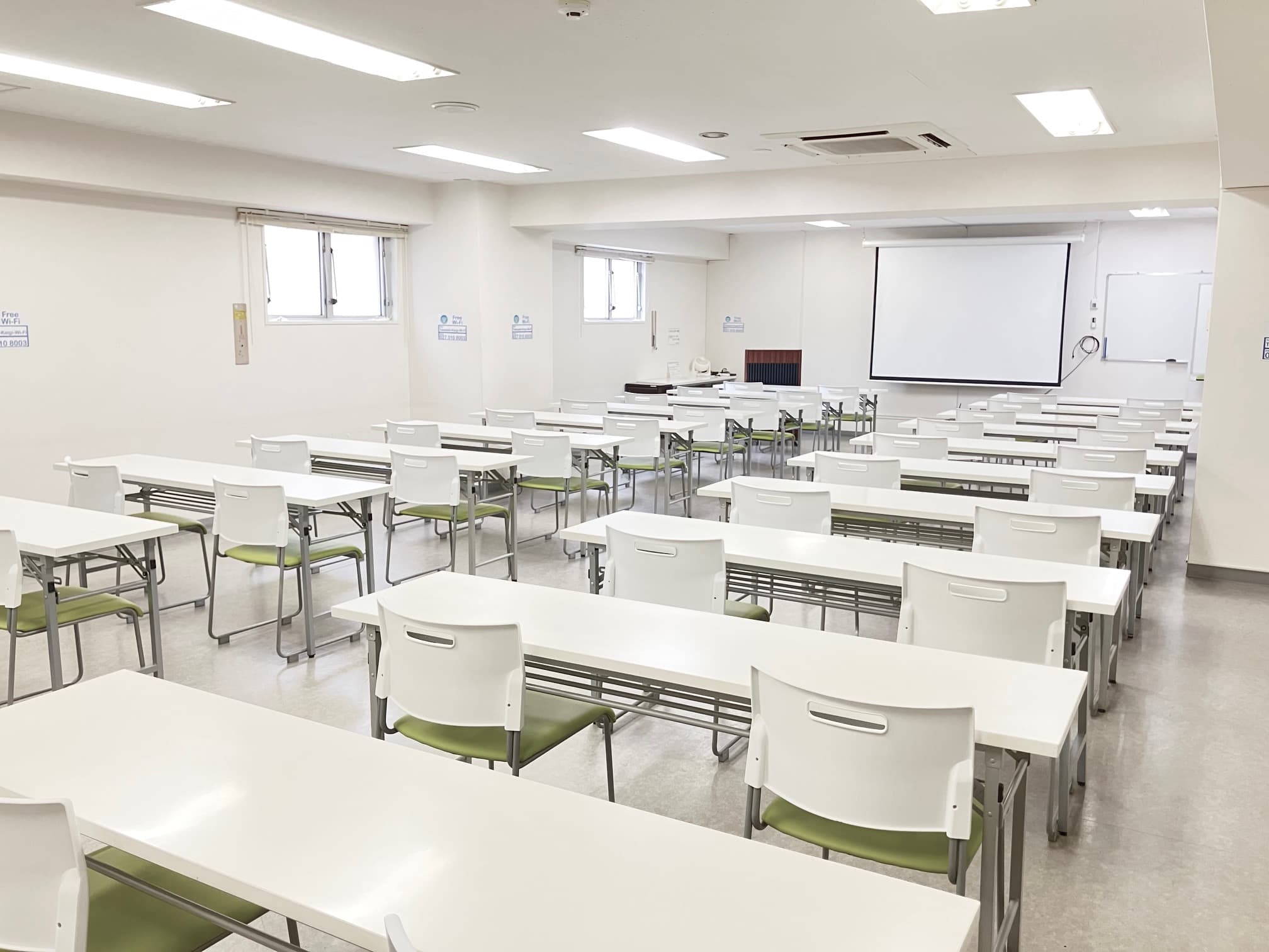 大人数の収容が可能となりますので、プレゼンテーションや研修会、大人数の会議、又は、セミナー等に最適です。