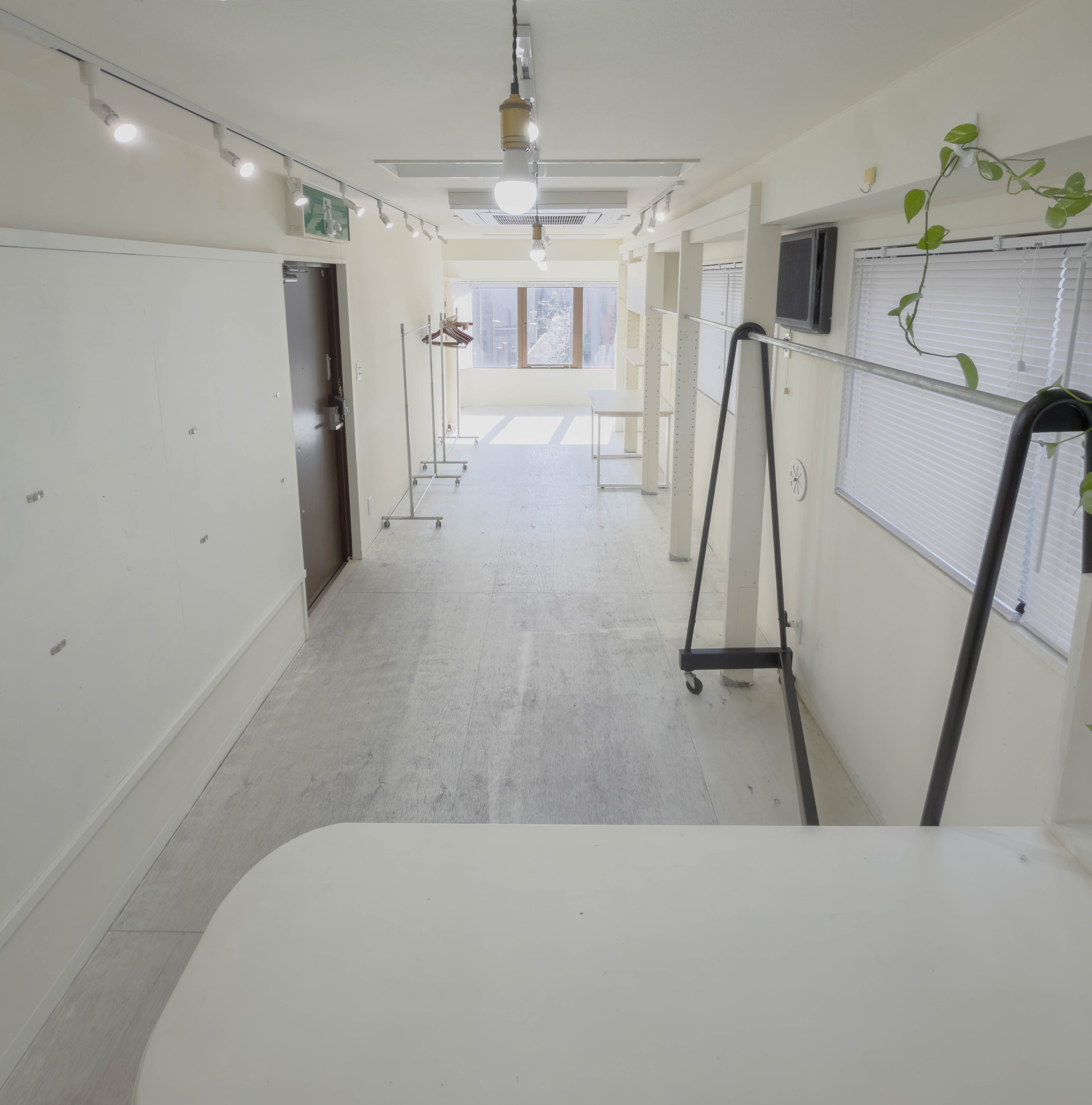 約23㎡のスペースは、アットホームかつ十分なレイアウトの自由度を確保 明治公園の目の前&徒歩2分圏内にスタバもあり、来客のアク