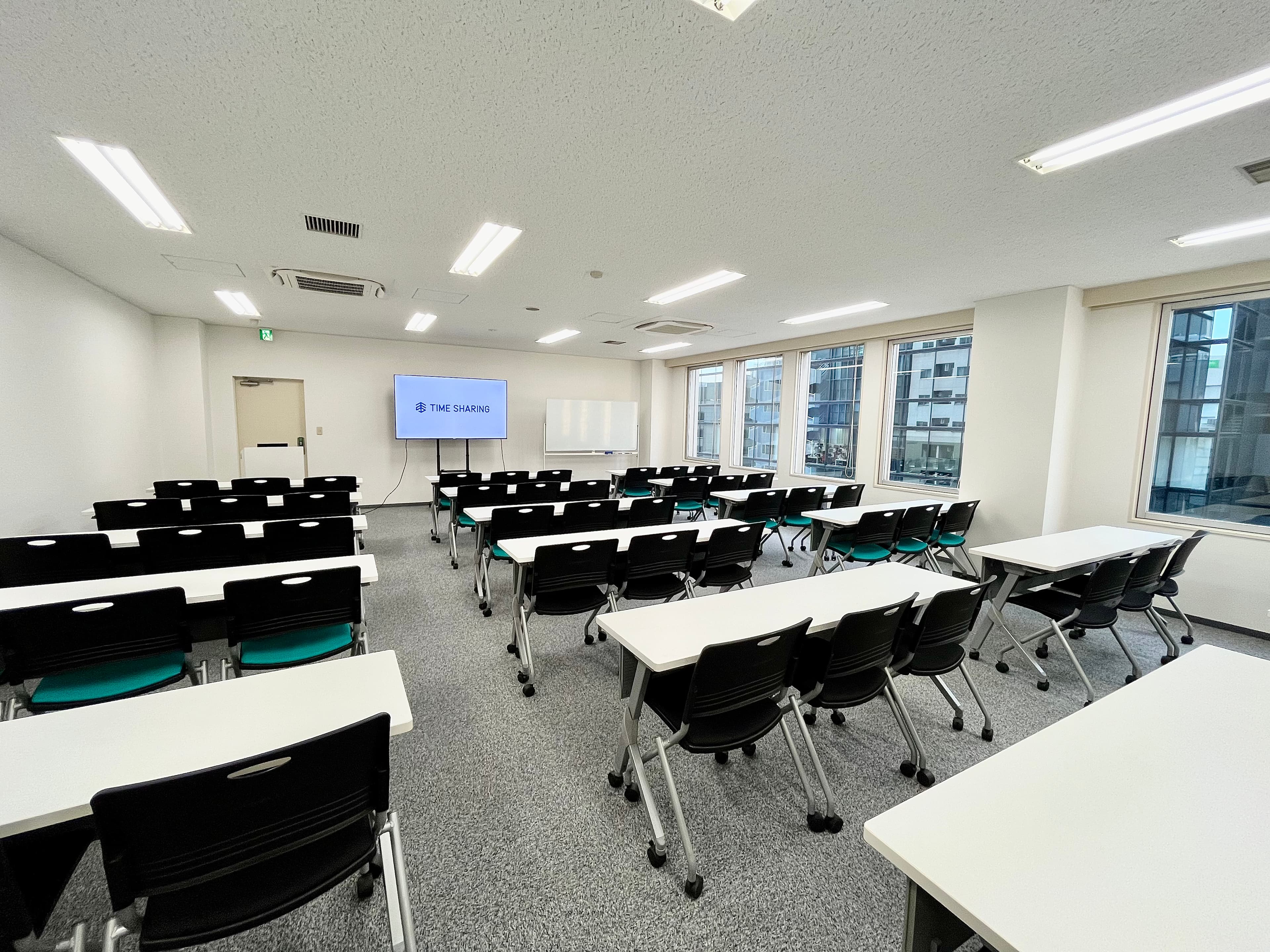 【スクール形式で63名着席可能】- TIME SHARING 京橋 SC新京橋ビル 7Cの写真