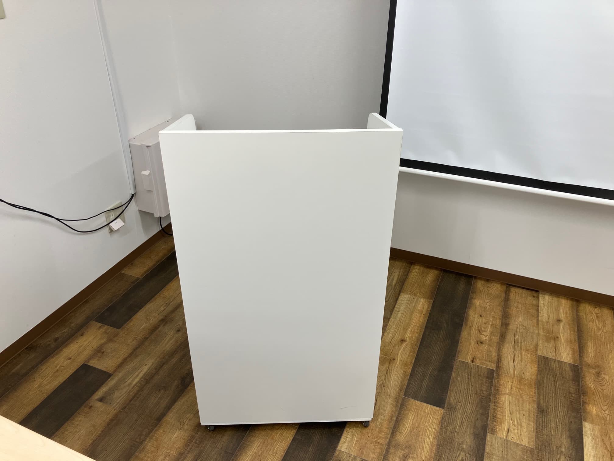 講演会、展示会などイベント会場のスピーチで使用する演台・司会台も無料で貸し出ししております。 パソコンや資料、荷物を置くのにとて