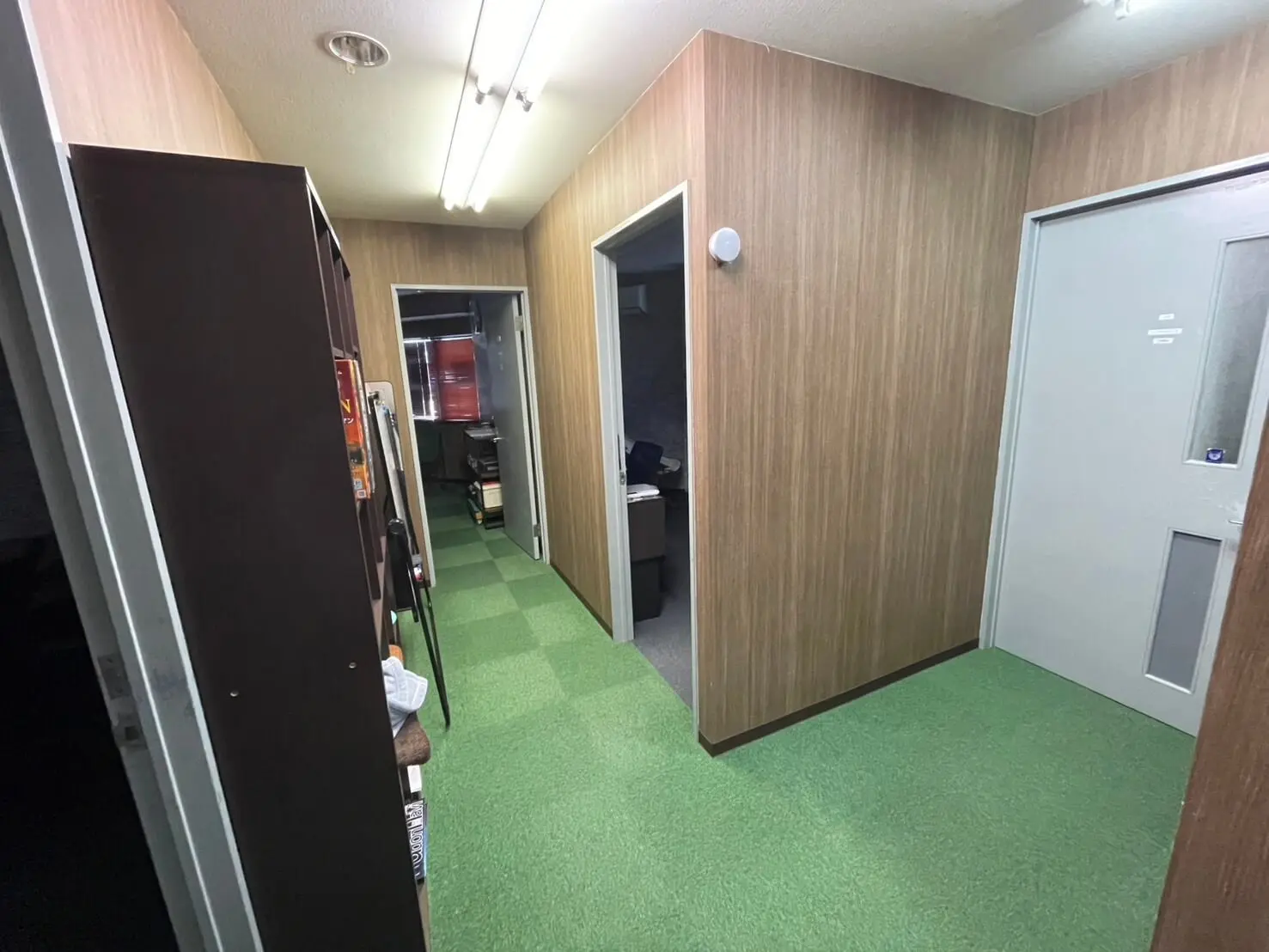 入口入って、右側の部屋が5名個室です。