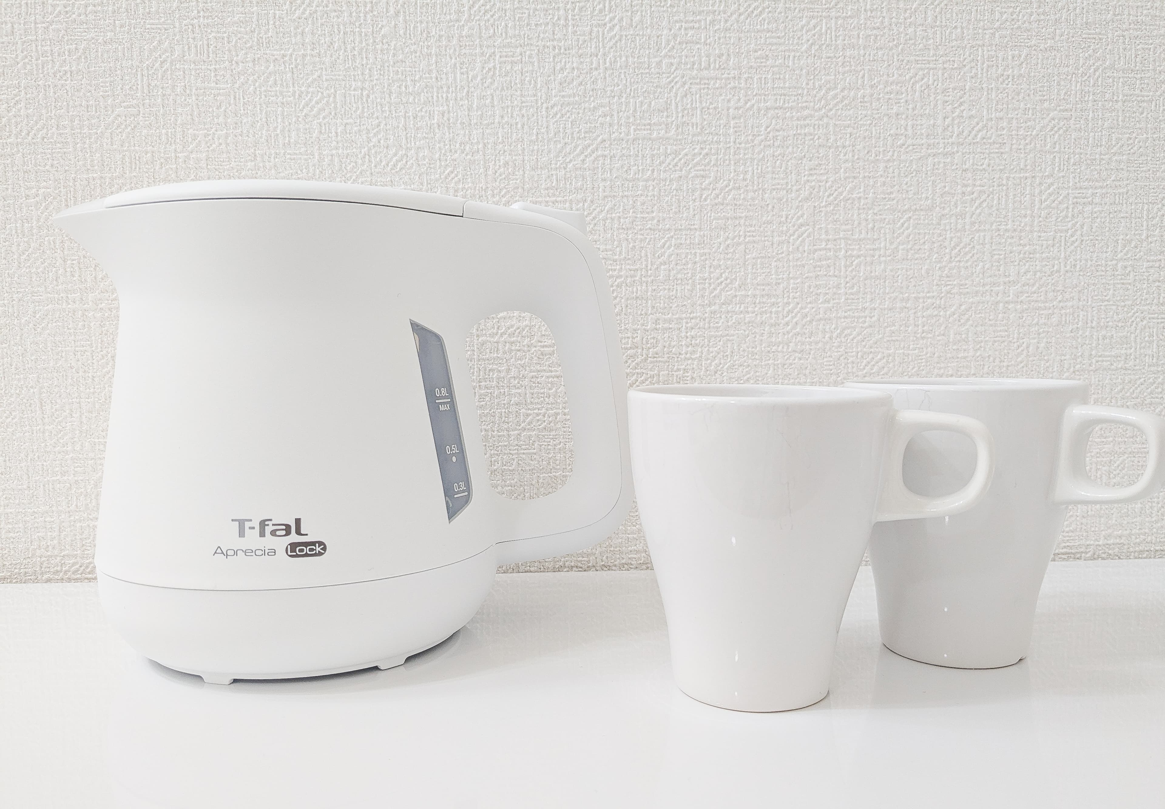 電気ケトル、陶器カップ