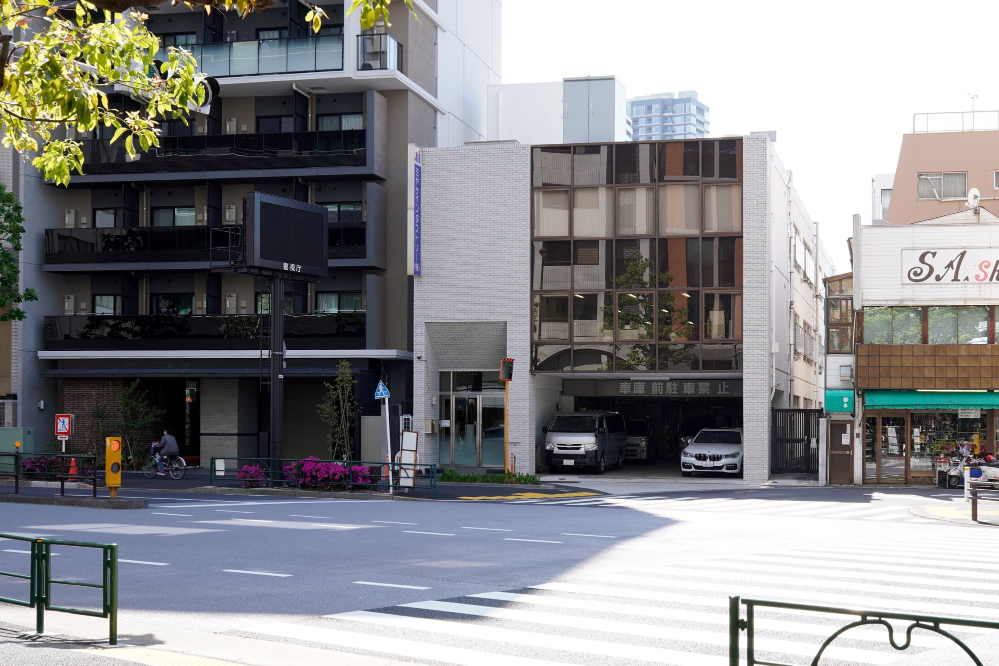 外観。東京メトロ丸ノ内線 四谷三丁目駅 2番出口を出て、写真の歩道を奥から手前まで歩いて2分と駅近の会議室です。