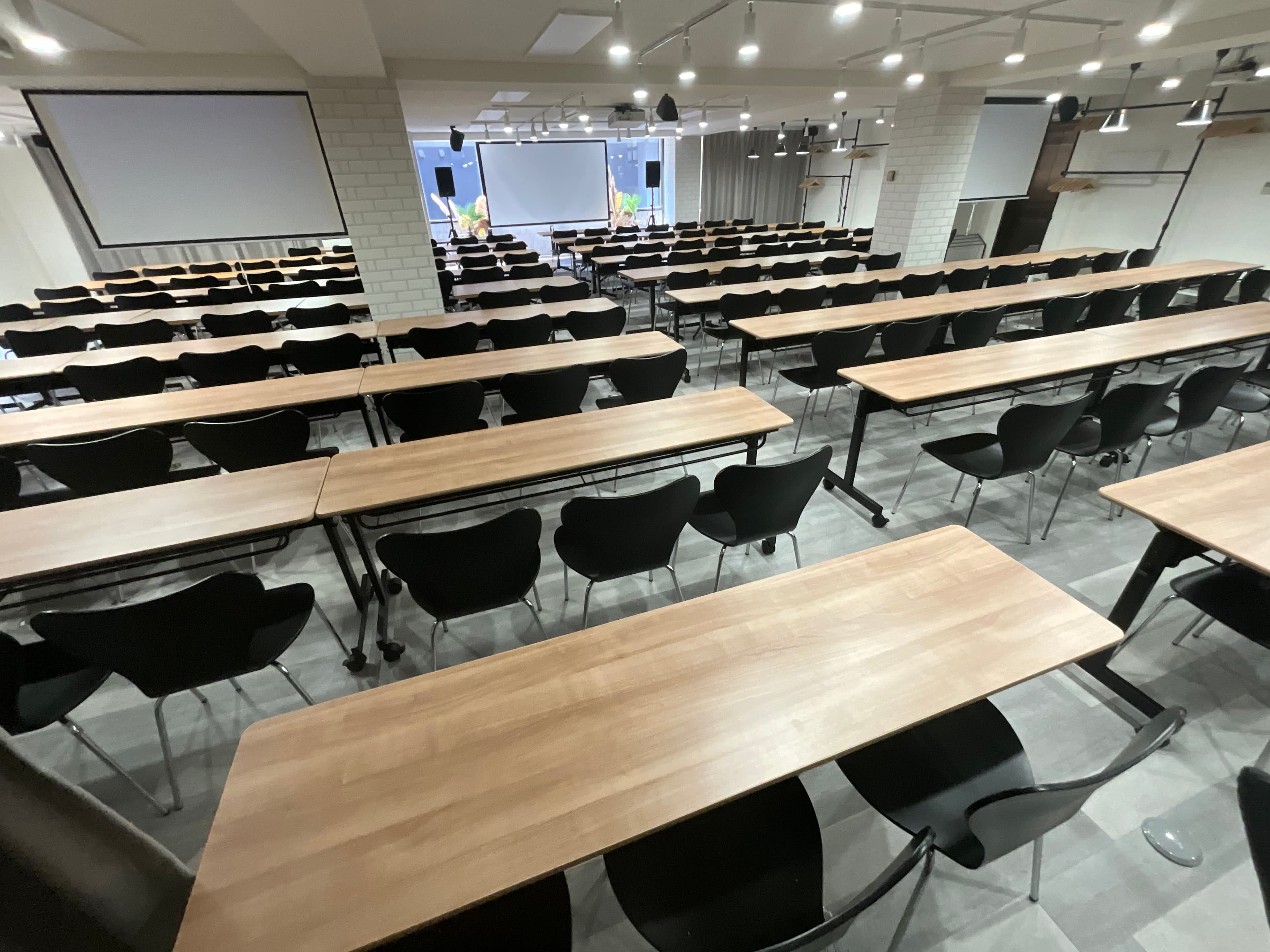 スクール形式最大135名様まで対応可能