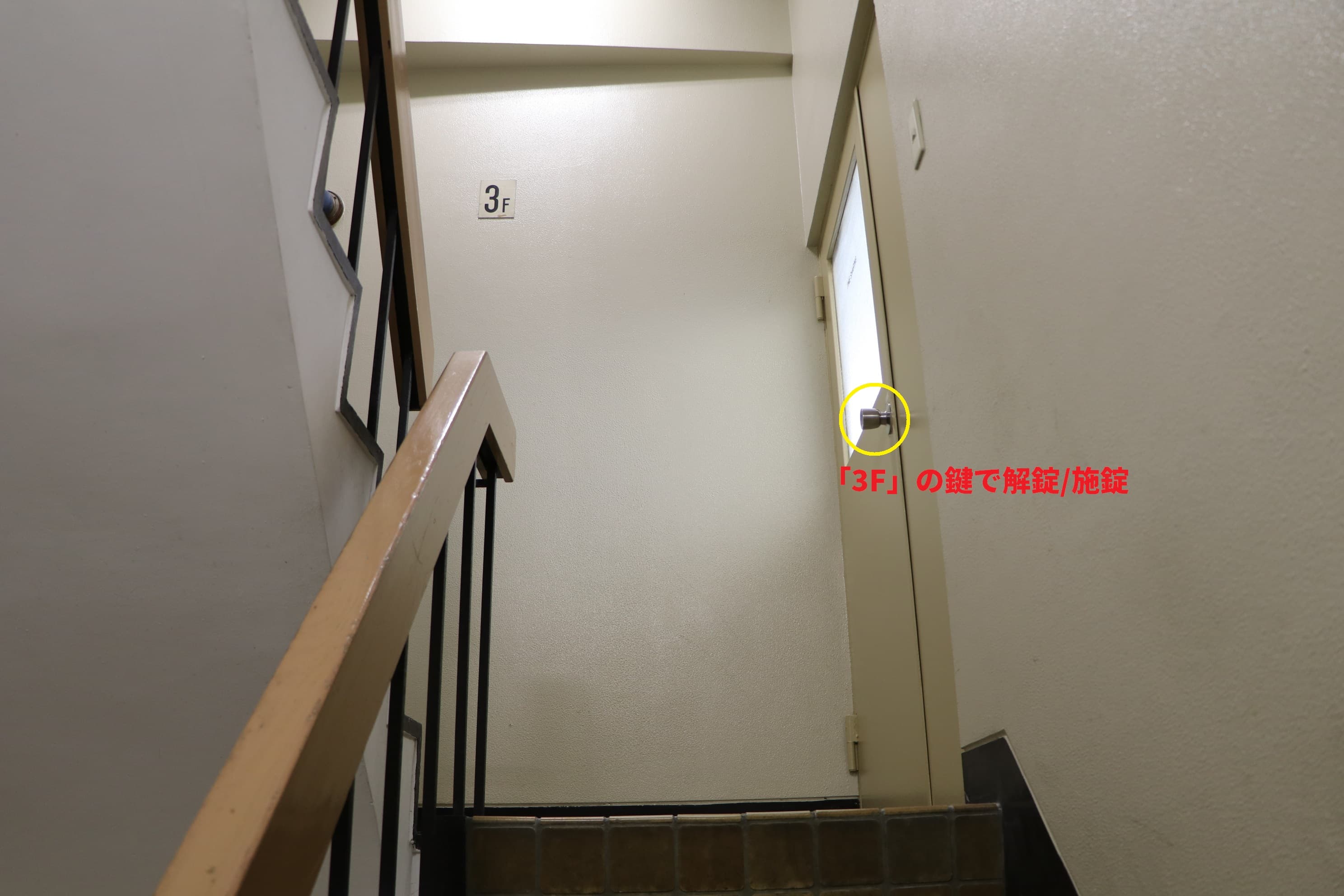 【正面入口のキーボックスから取り出した鍵を使って解錠します】 - TIME SHARING 銀座一丁目の写真