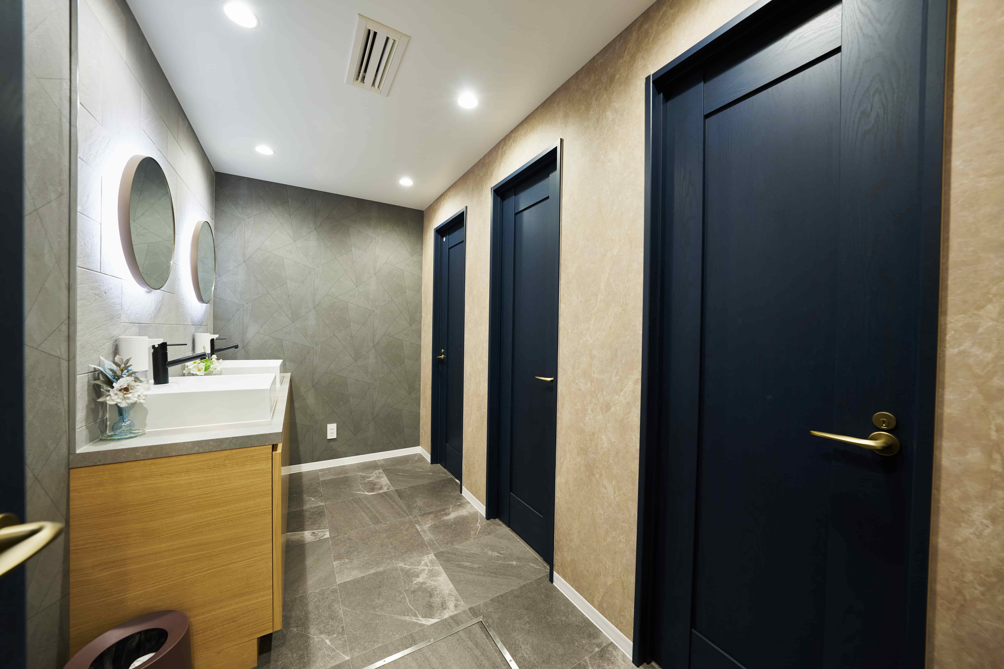 【女性トイレ:個室3(ベビーベット1台あり)】 - グレイドパーク表参道(旧:Glade Park 表参道)の写真