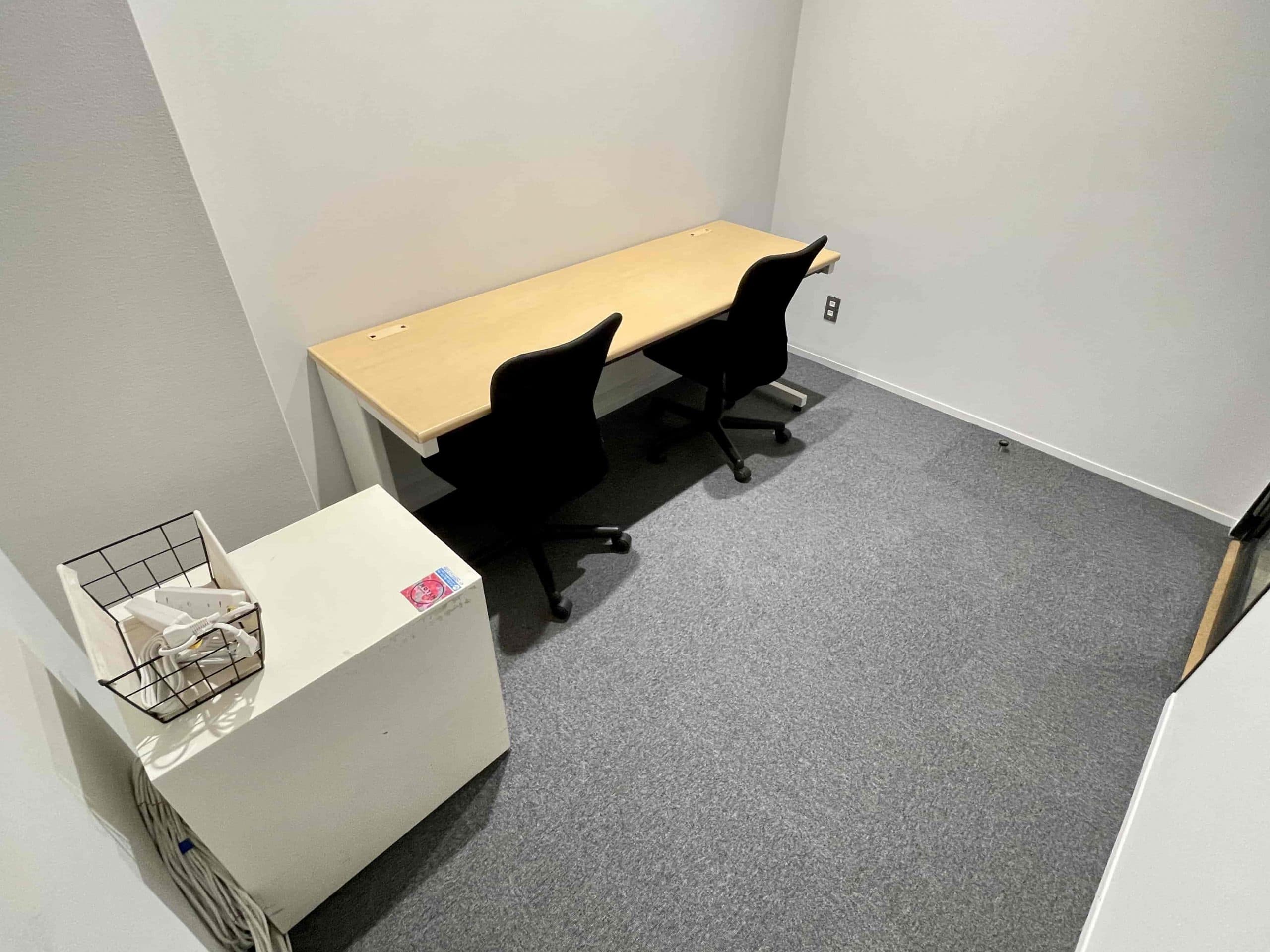 【横のキャビネットは荷物置き場としてご利用ください。※引き出しは利用不可】 - TIME SHARING 六本木 第6DMJビル