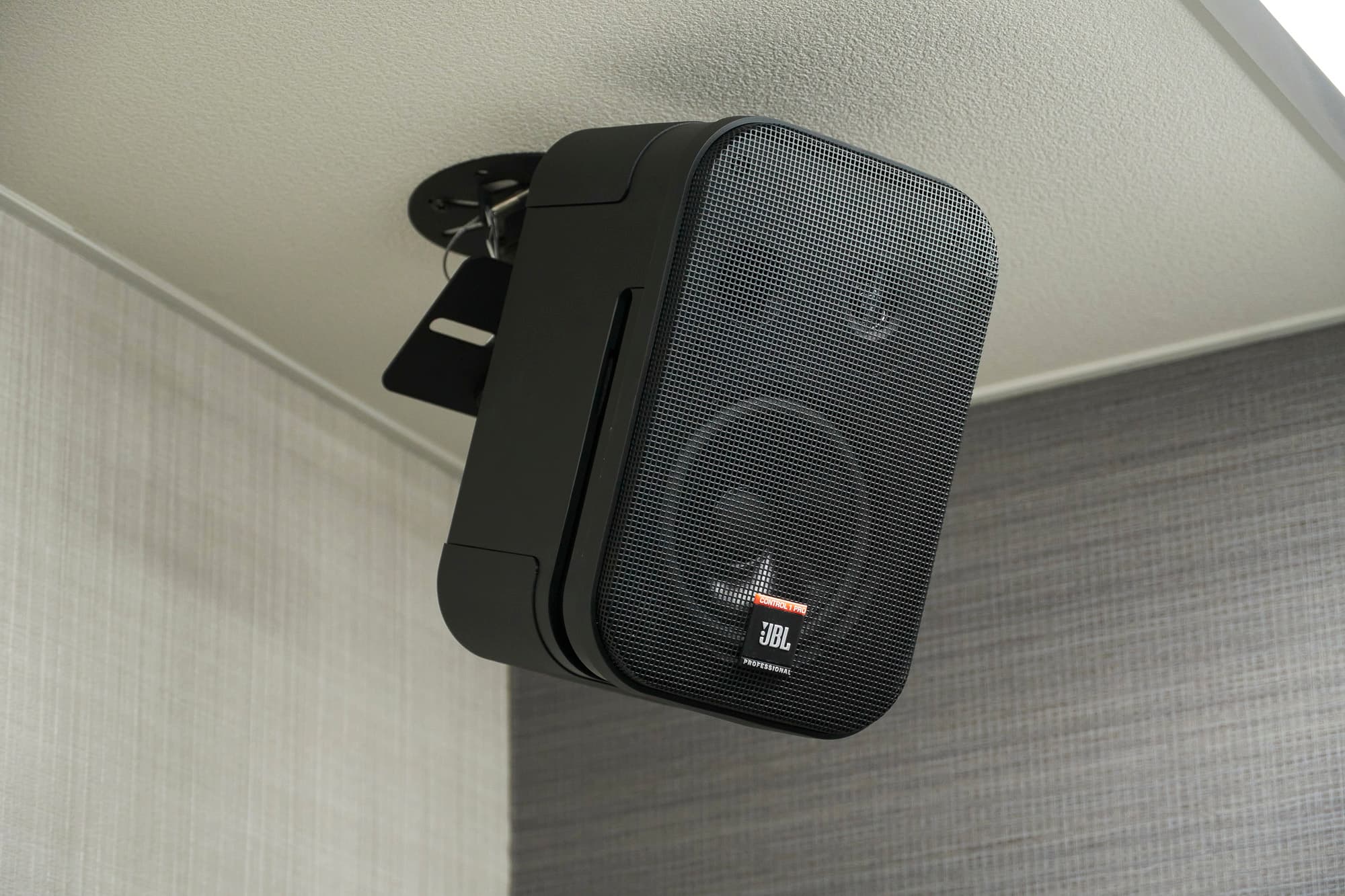 天吊りスピーカー - TIME SHARING 新宿5Bの写真