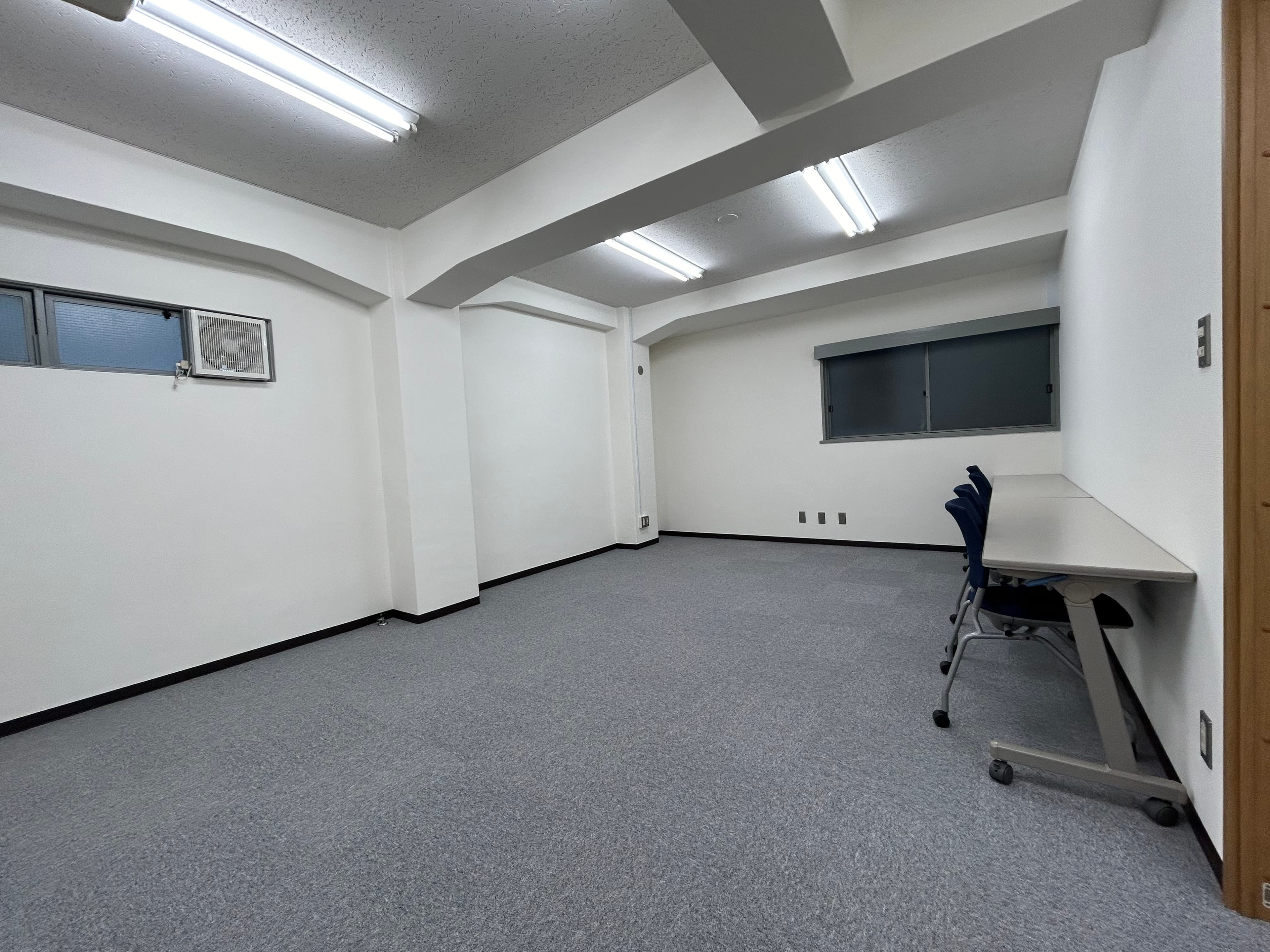 【後方控室は荷物置きや控え場としての利用にも最適です】 - TIME SHARING 大手町 協販商事ビル3Fの写真