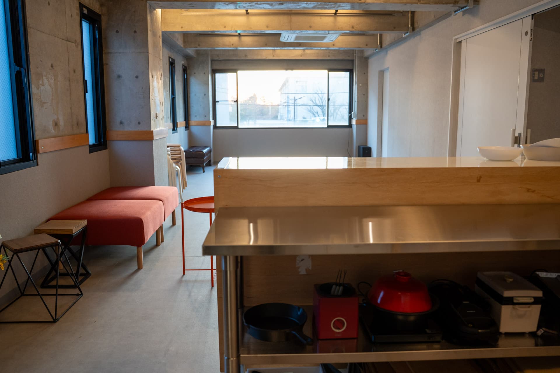 キッチンからフロア全体を見渡せる開放的な設計。会話を楽しみながら作業ができます。