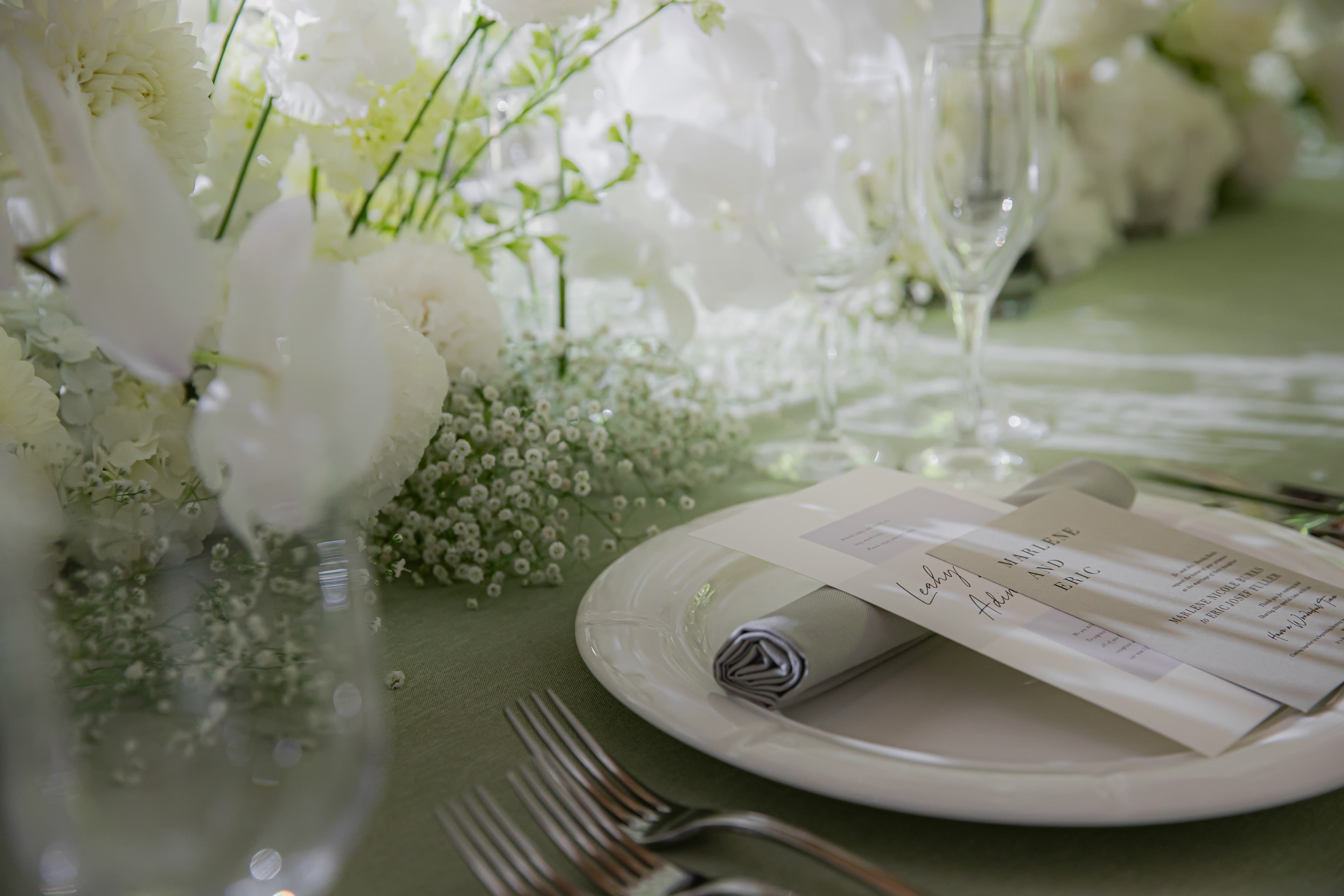 上質で洗練されたテーブルコーディネート例。用途に応じてシンプルなレイアウトへの変更も可能です。