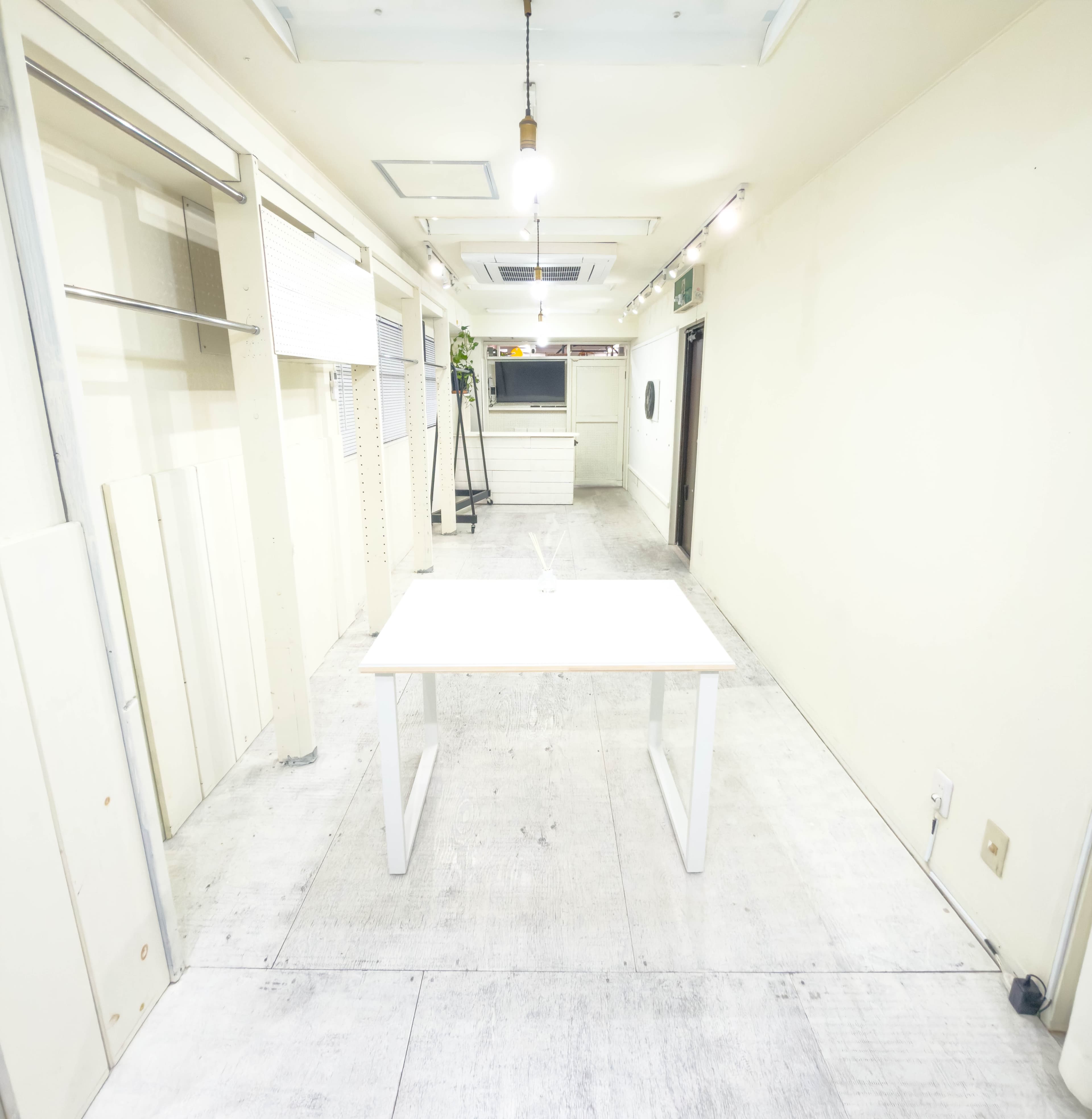 奥行きを活かした、見通しの良いショールーム空間。 複数型の展示や動線設計もしやすく、受注会に適しています。