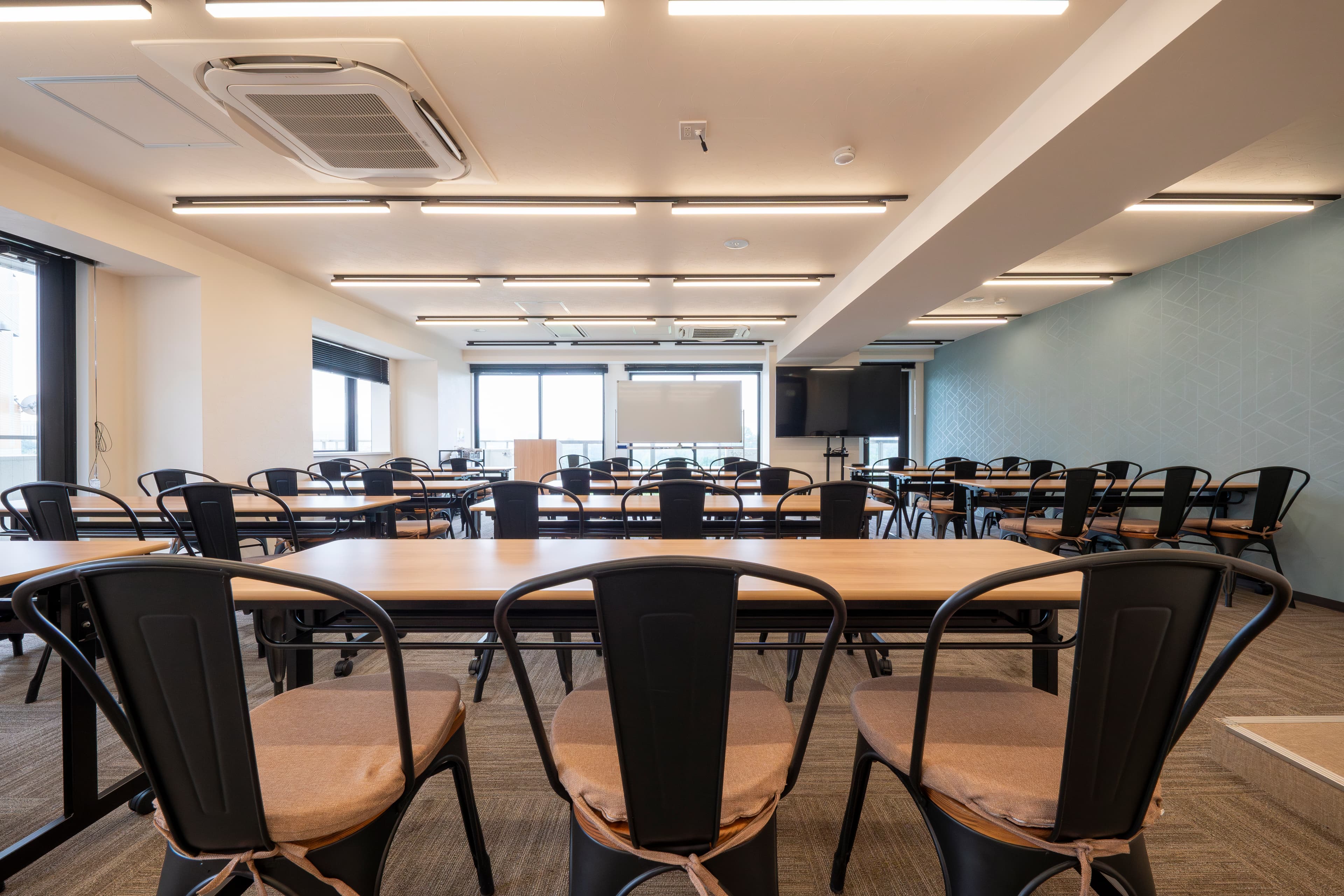 【ホワイトボード・75インチモニター・司会台など備品類が充実】】 - TIME SHARING 新宿御苑前 壱丁目参番館8Bの