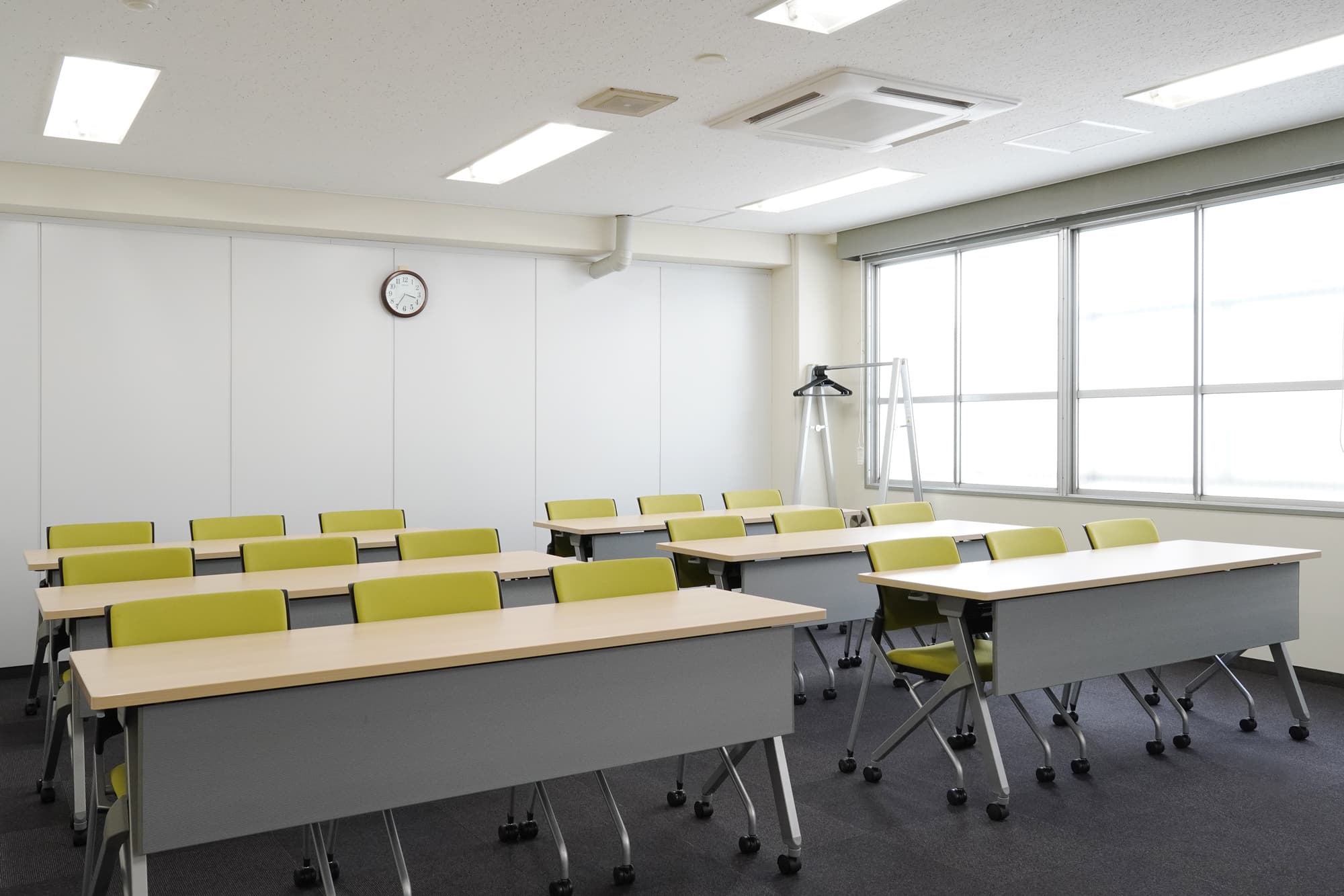 スタッフが別フロアに常駐しているため、当日に何かあっても臨機応変に対応できて安心です。※スクール形式 18名着席可能。