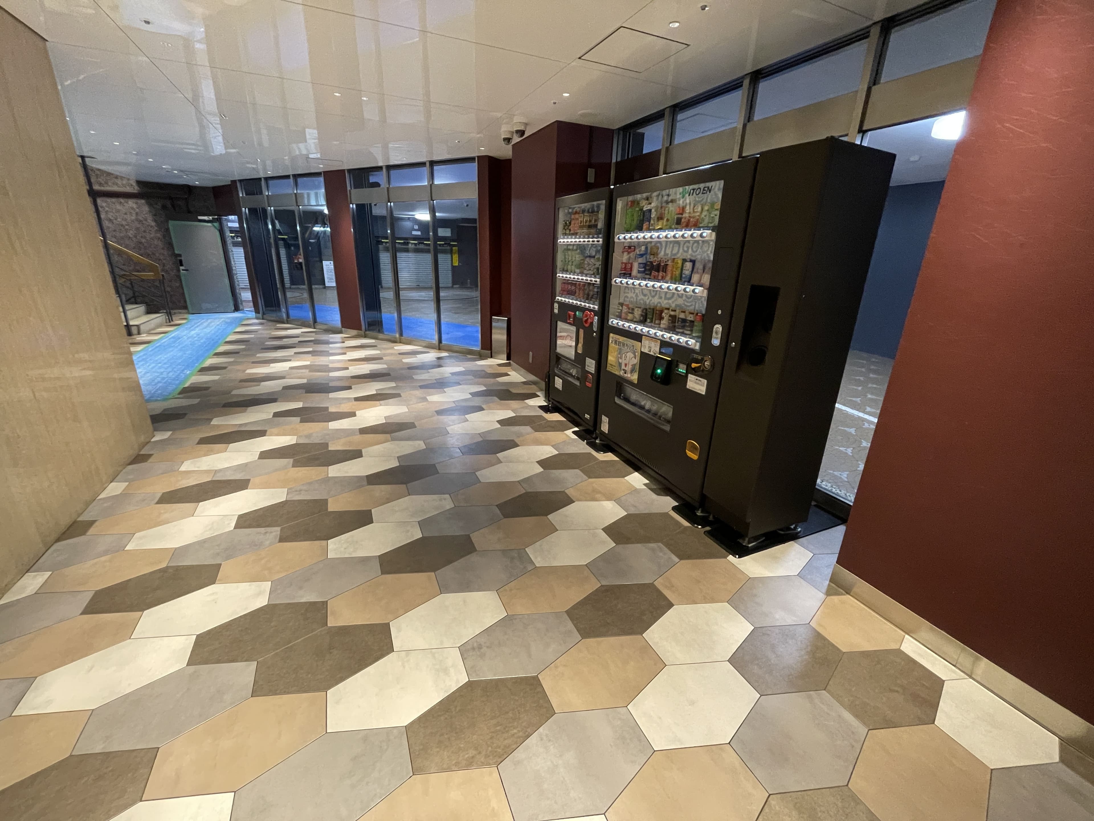 1階エレベーターホールには自動販売機が2台あります - TIME SHARING 渋谷ワールド宇田川ビル 9Aの写真