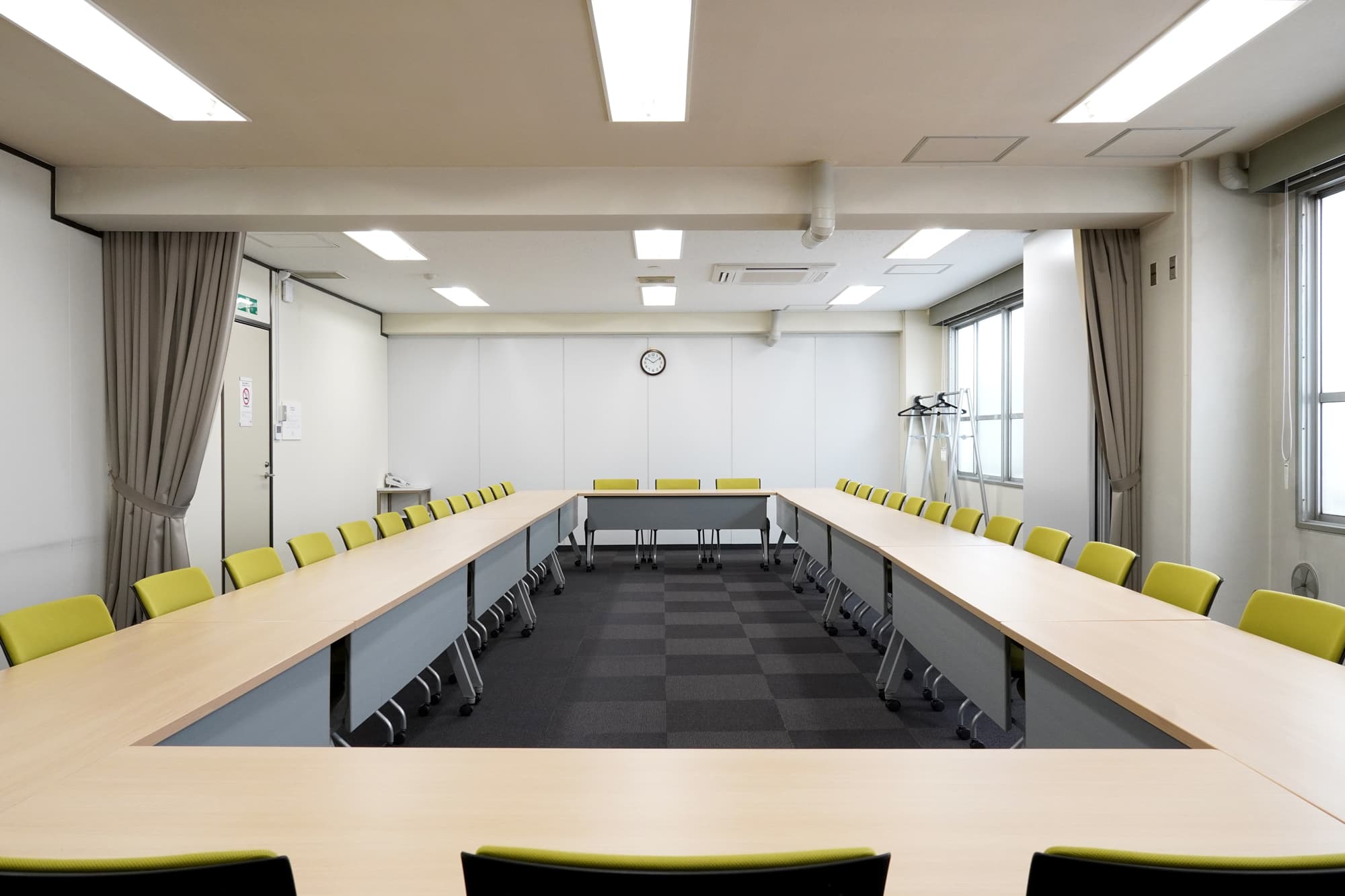 縦長形状で71㎡の広々とした会議室です。※ロの字形式 36名着席可能。