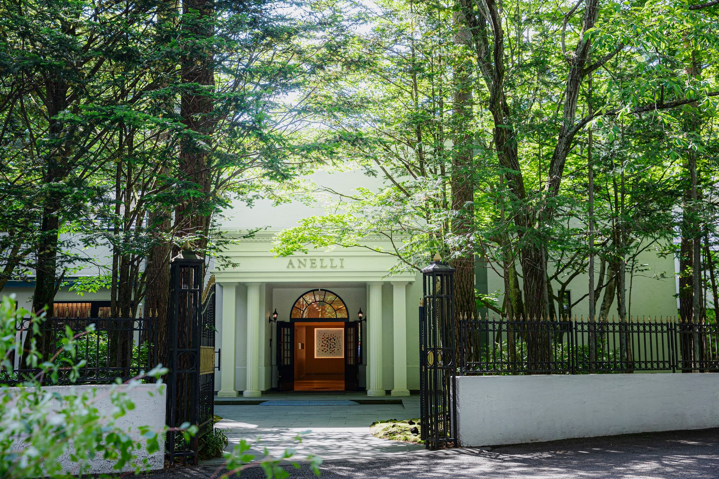 軽井沢の自然に包まれた施設外観|静かな環境でオフサイトミーティングに最適