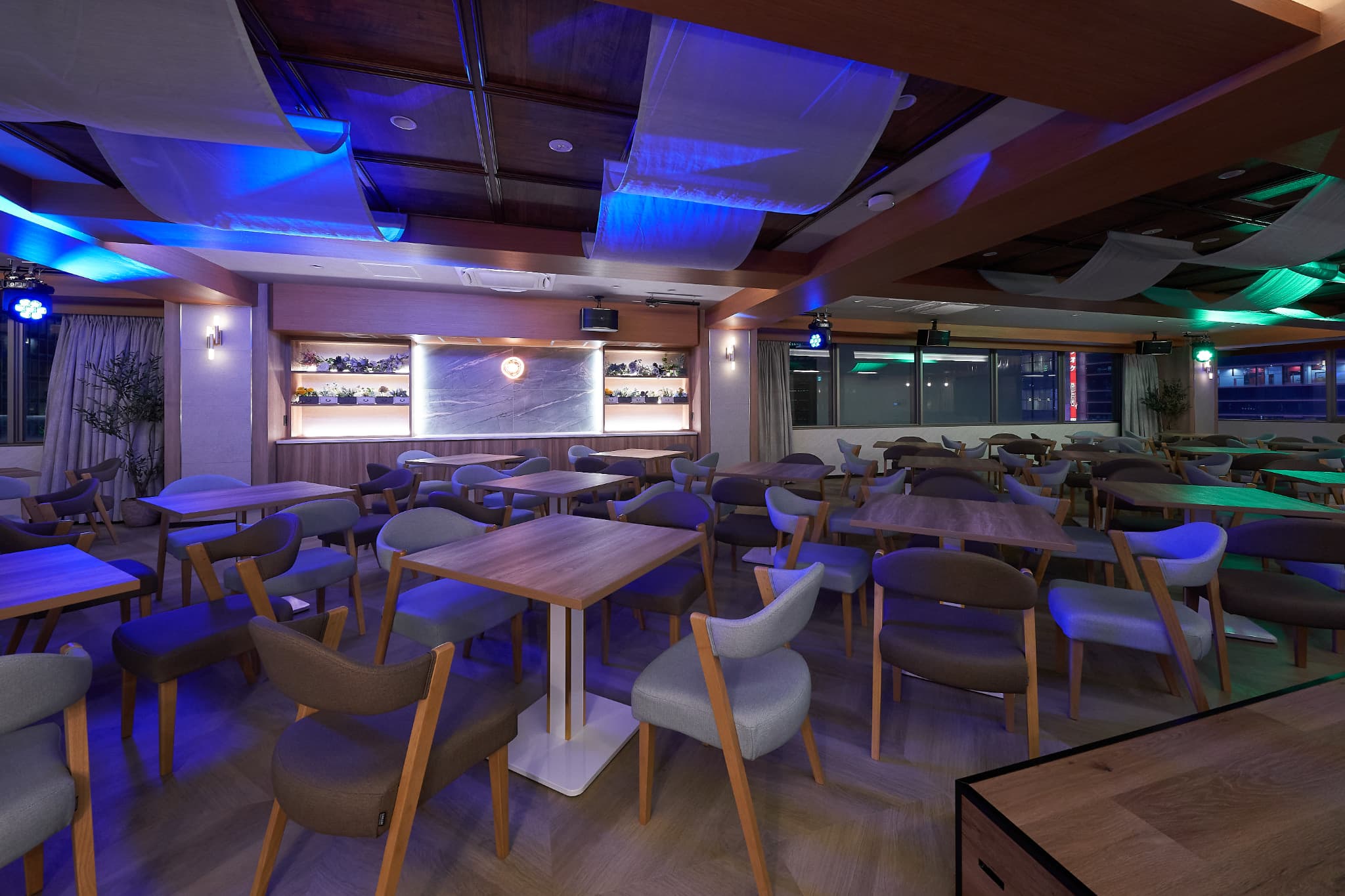 【ムービングライトを使用した自由自在な演出が可能です】