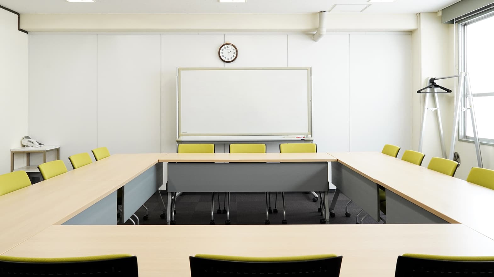 モニターやホワイドボード、またはプロジェクターが使用可能です。予約時にお申し付けください。(プロジェクターは壁への投影) ※ロの