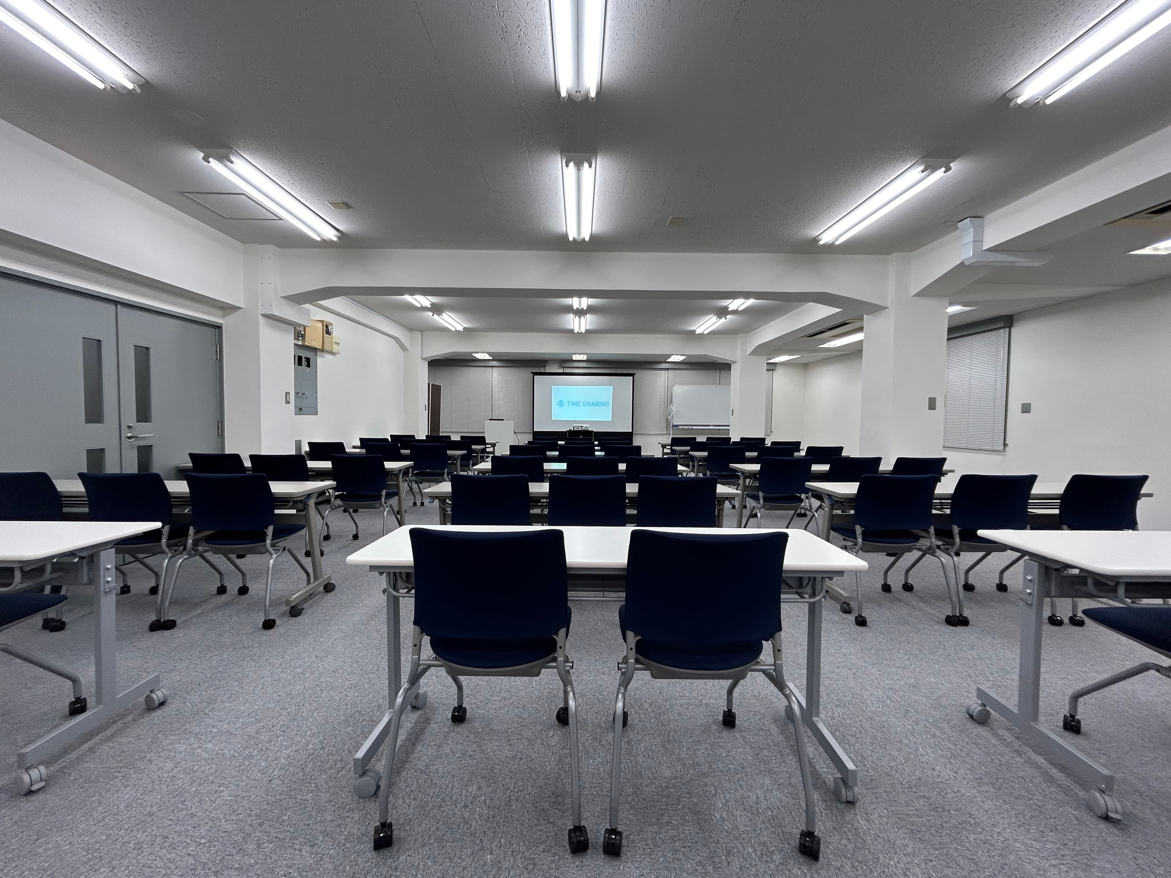 【スクール形式61名着席可能!】 - TIME SHARING 大手町 協販商事ビル3Fの写真