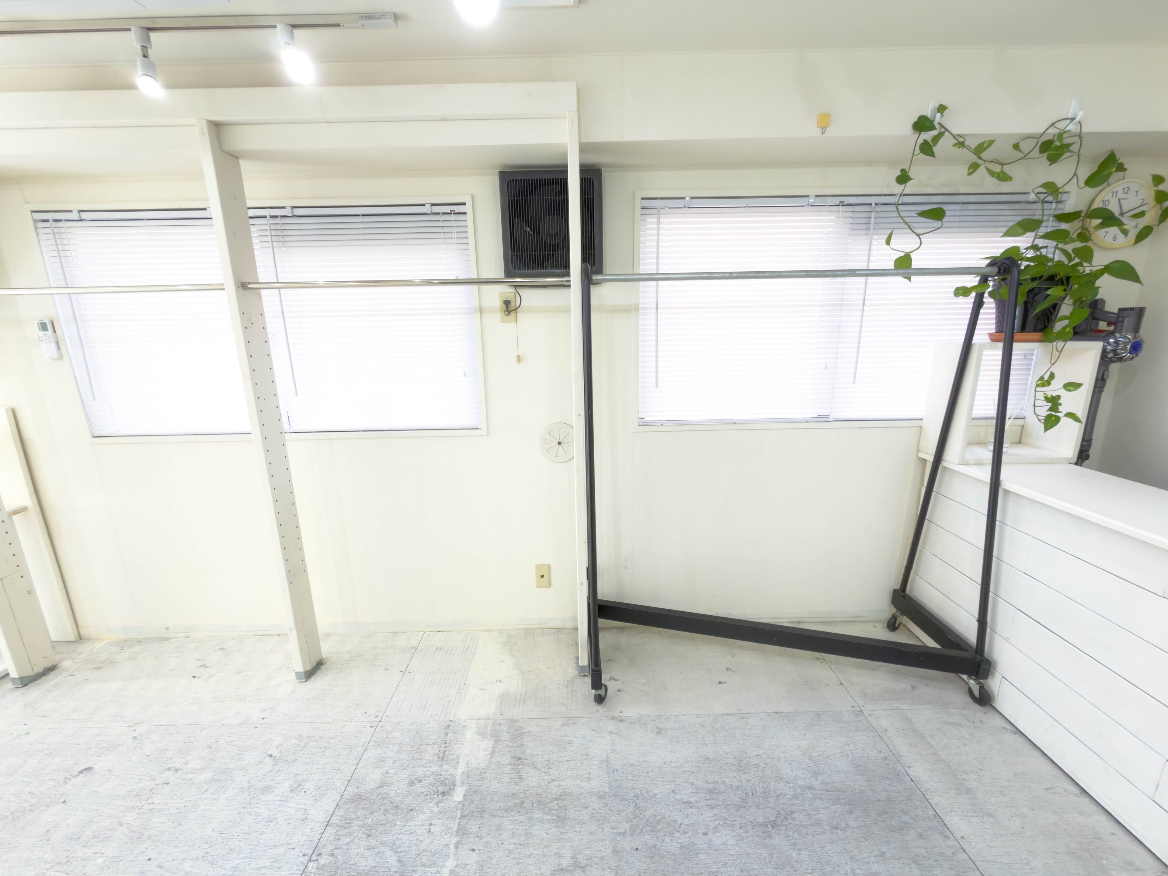 レイアウト自在の豊富なハンガーラック Z型ハンガーラック1台&同じ高さの備え付けハンガーラック2.5台に加え、通常のハンガーラッ