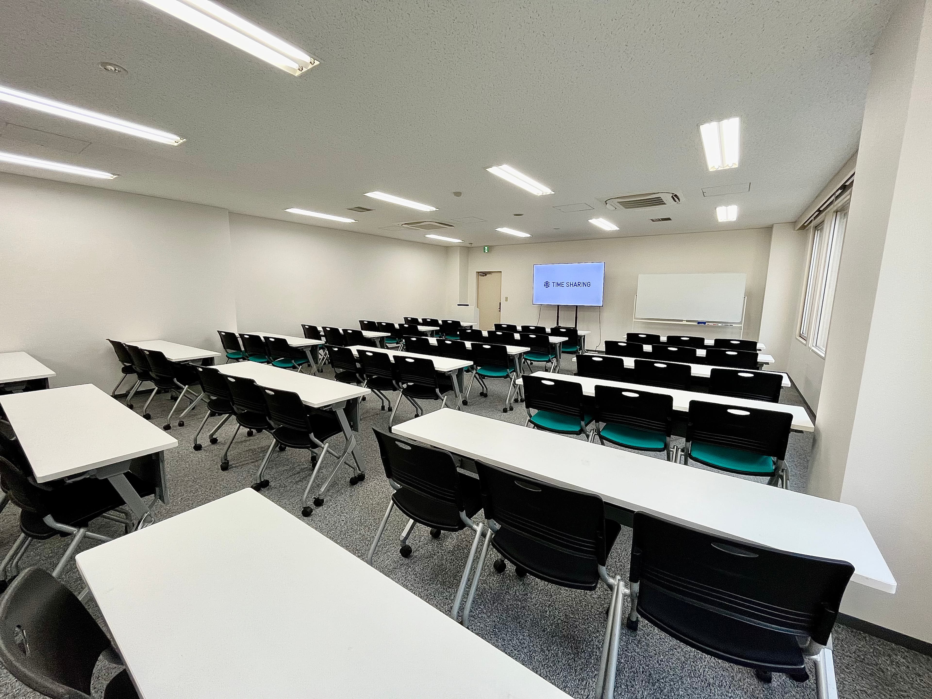 【司会台、ホワイトボードも無料でご利用いただけます】- TIME SHARING 京橋 SC新京橋ビル 7Cの写真