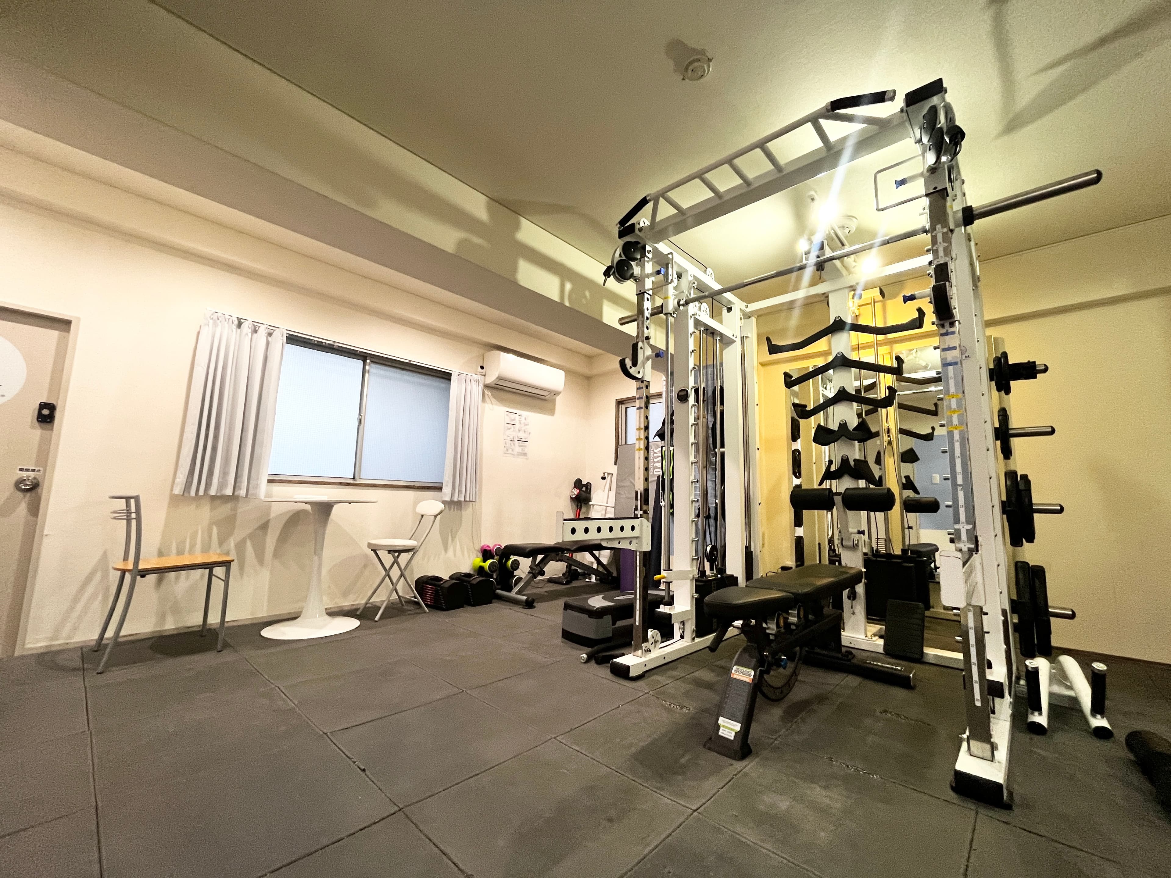 30㎡の広々とした完全個室空間。 個人トレーニングやパーソナルトレーニング、合トレ等に利用していただけます。