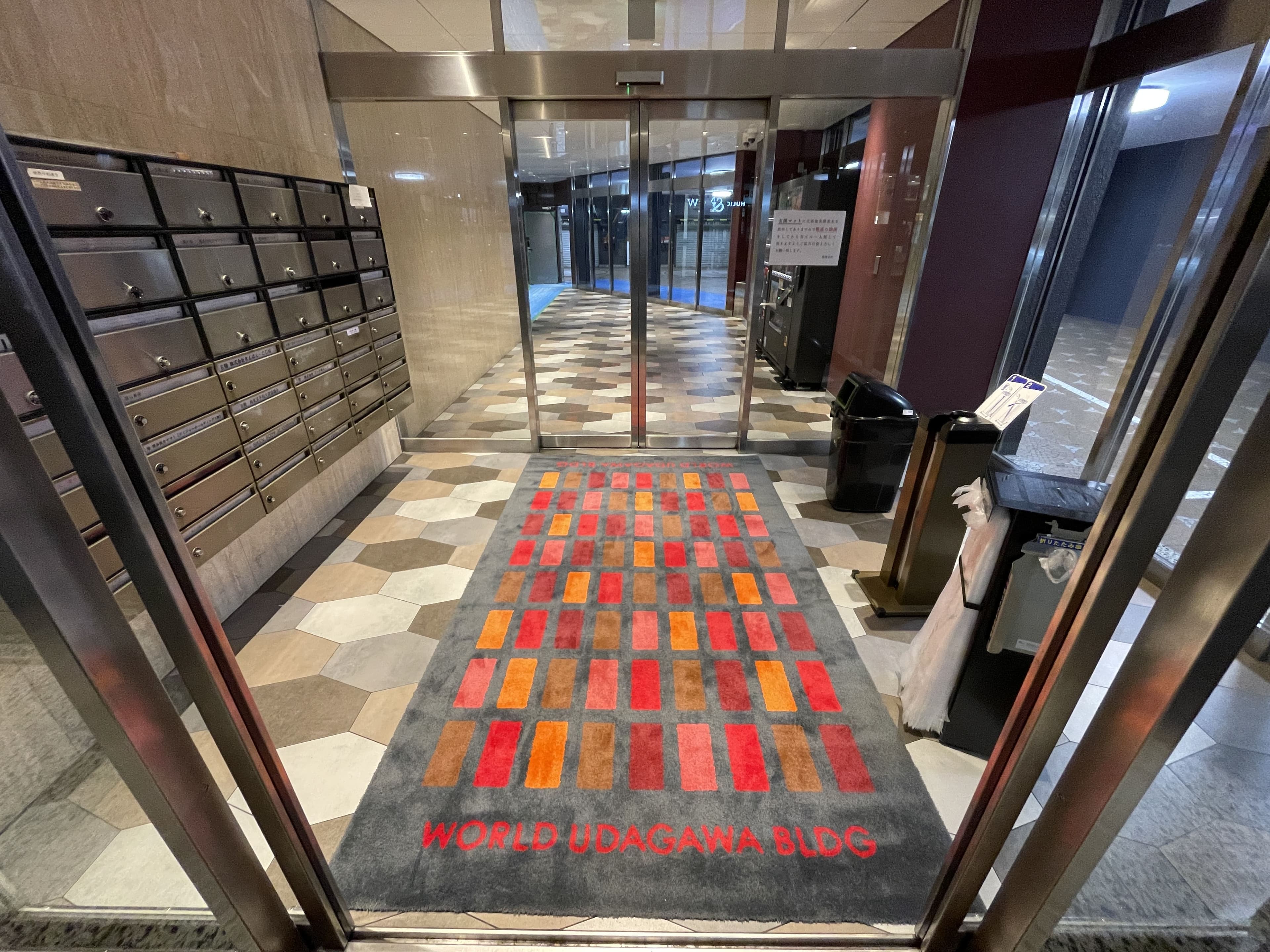 正面入口のエントランスが綺麗です - TIME SHARING 渋谷ワールド宇田川ビル7Bの写真