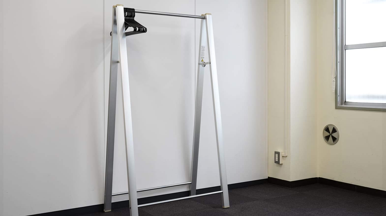 ハンガーラックを1台ご用意しております。(幅約900mm)