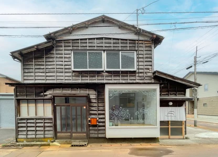 暖簾のある入り口からお入りください