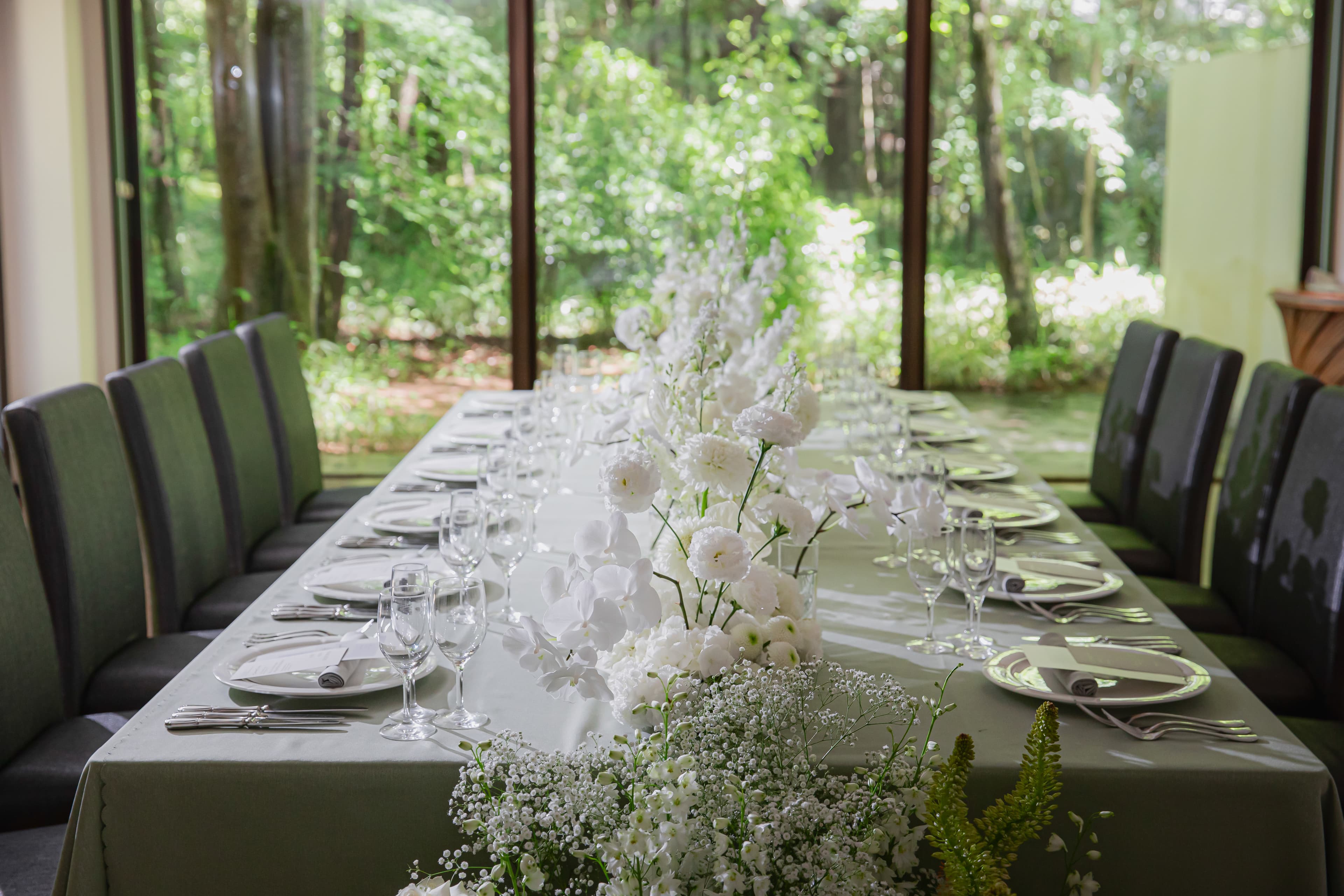 窓から見える軽井沢の森が印象的な空間。集中しやすい環境で、打合せ・研修・ワークショップなど幅広く対応可能です。